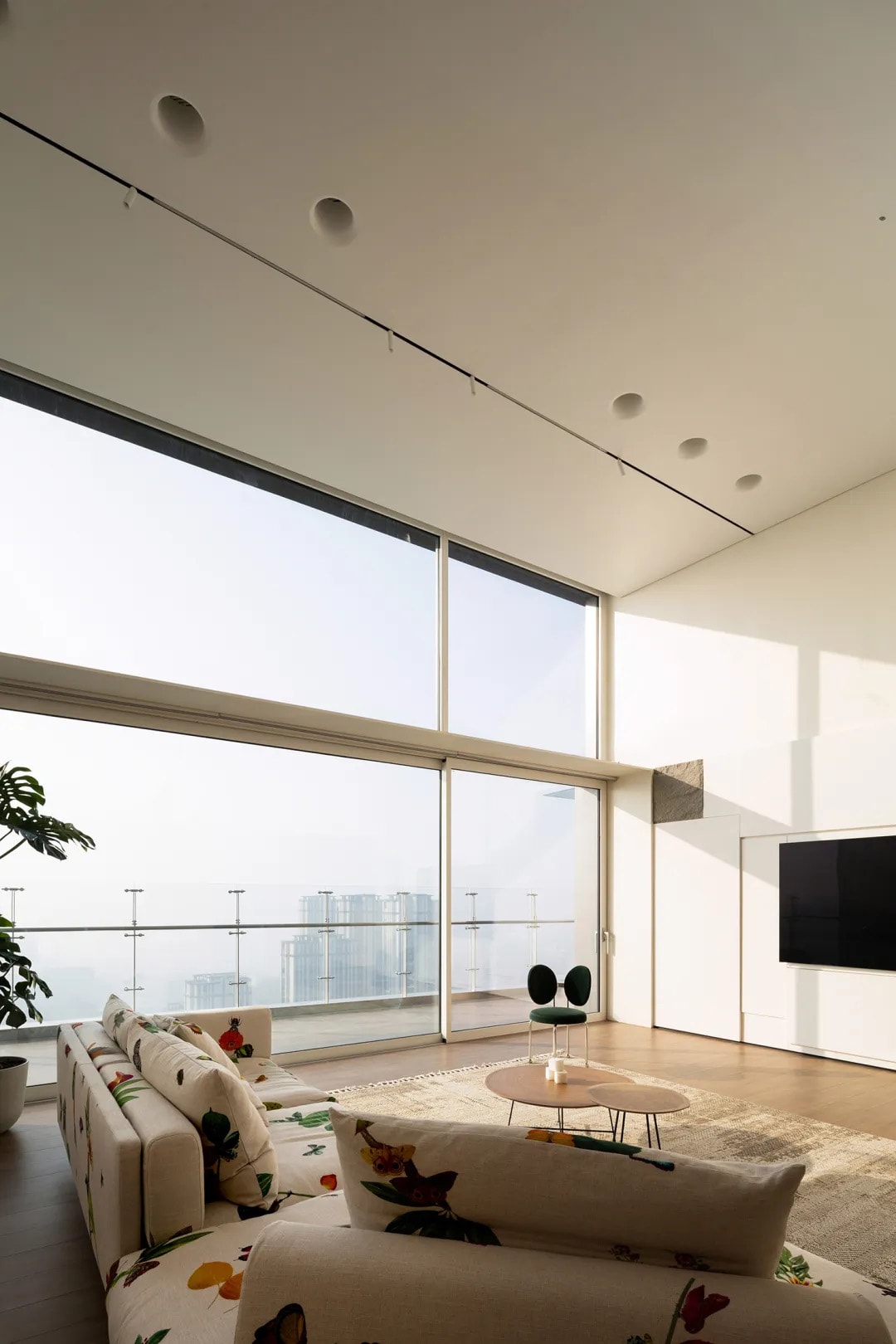 ミニマリストスタイルの明るい窓のある部屋