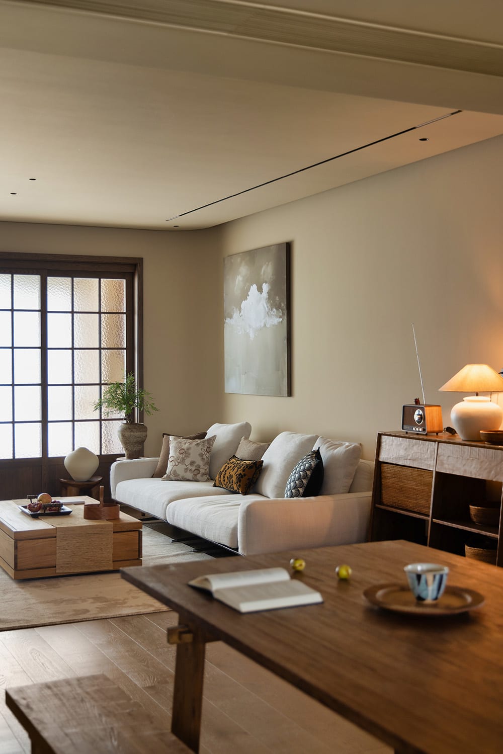 溫暖燈光的奶油風客廳，展示間接照明效果