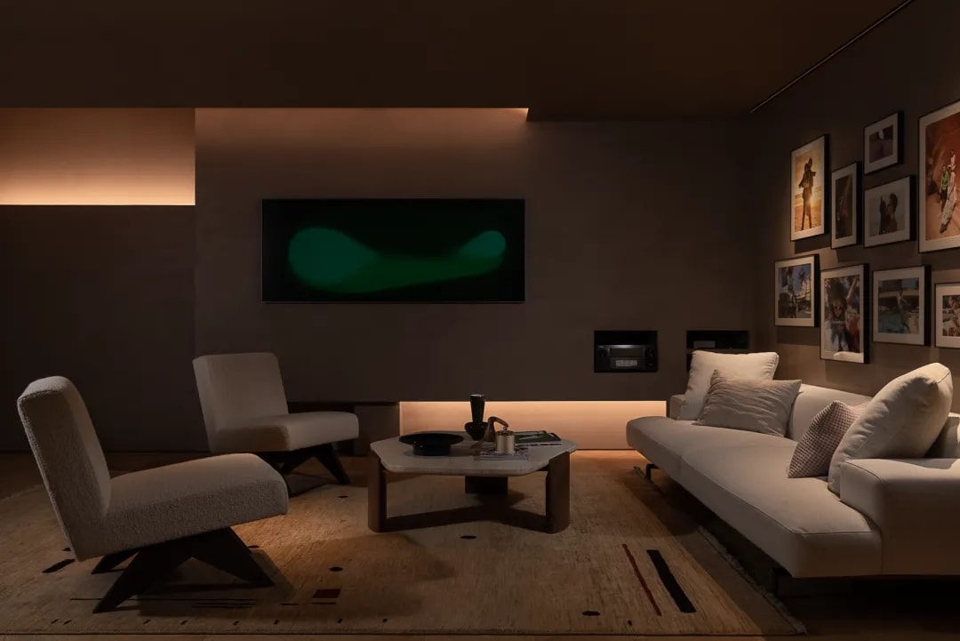 現代智能家居客廳設計，展示氛圍燈光與科技感空間