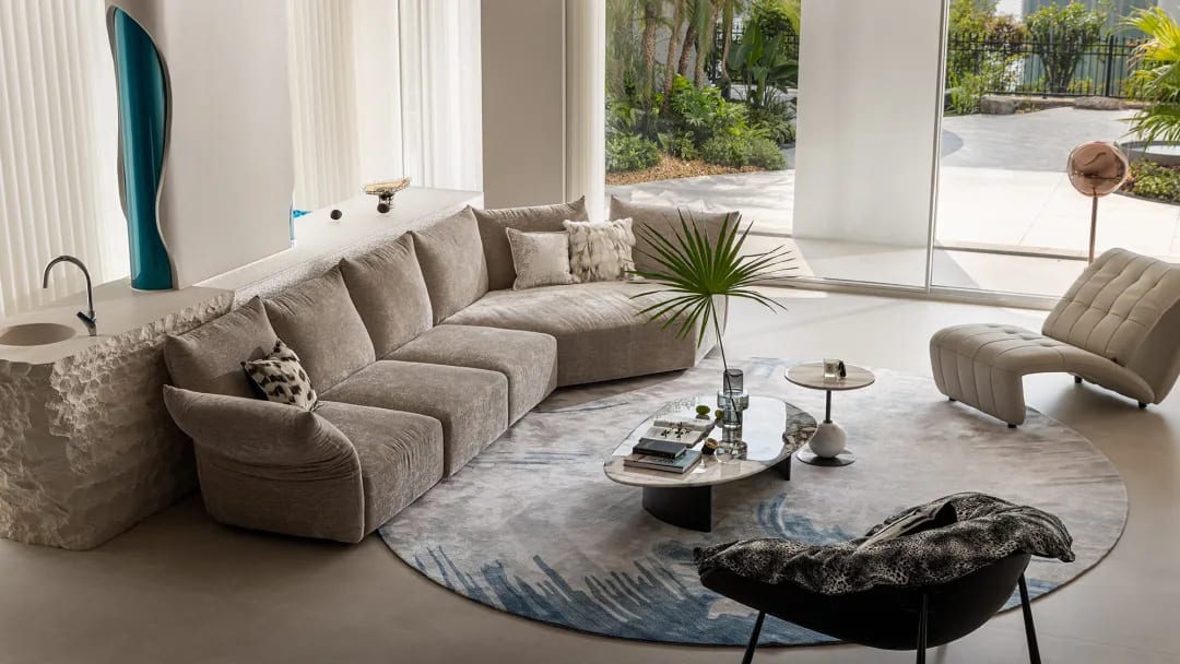 溫馨舒適的客廳沙發配置展示風水吉位