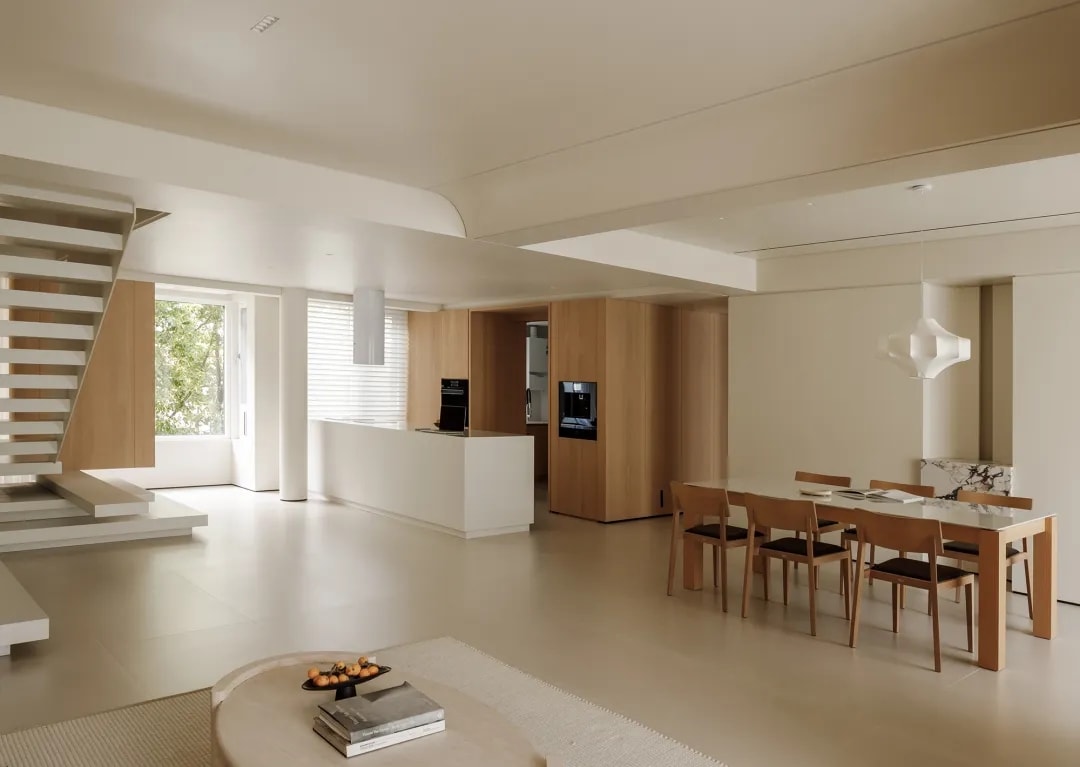 オープンキッチンのあるモダンなリビングダイニング