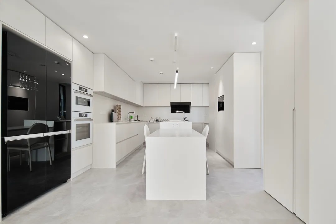 Minimalist white modern kitchen design