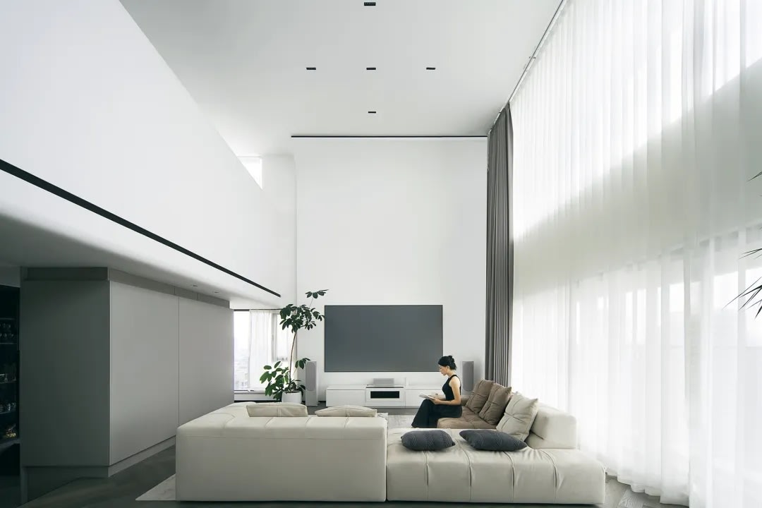 現代極簡客廳設計，展示智能家居整合概念