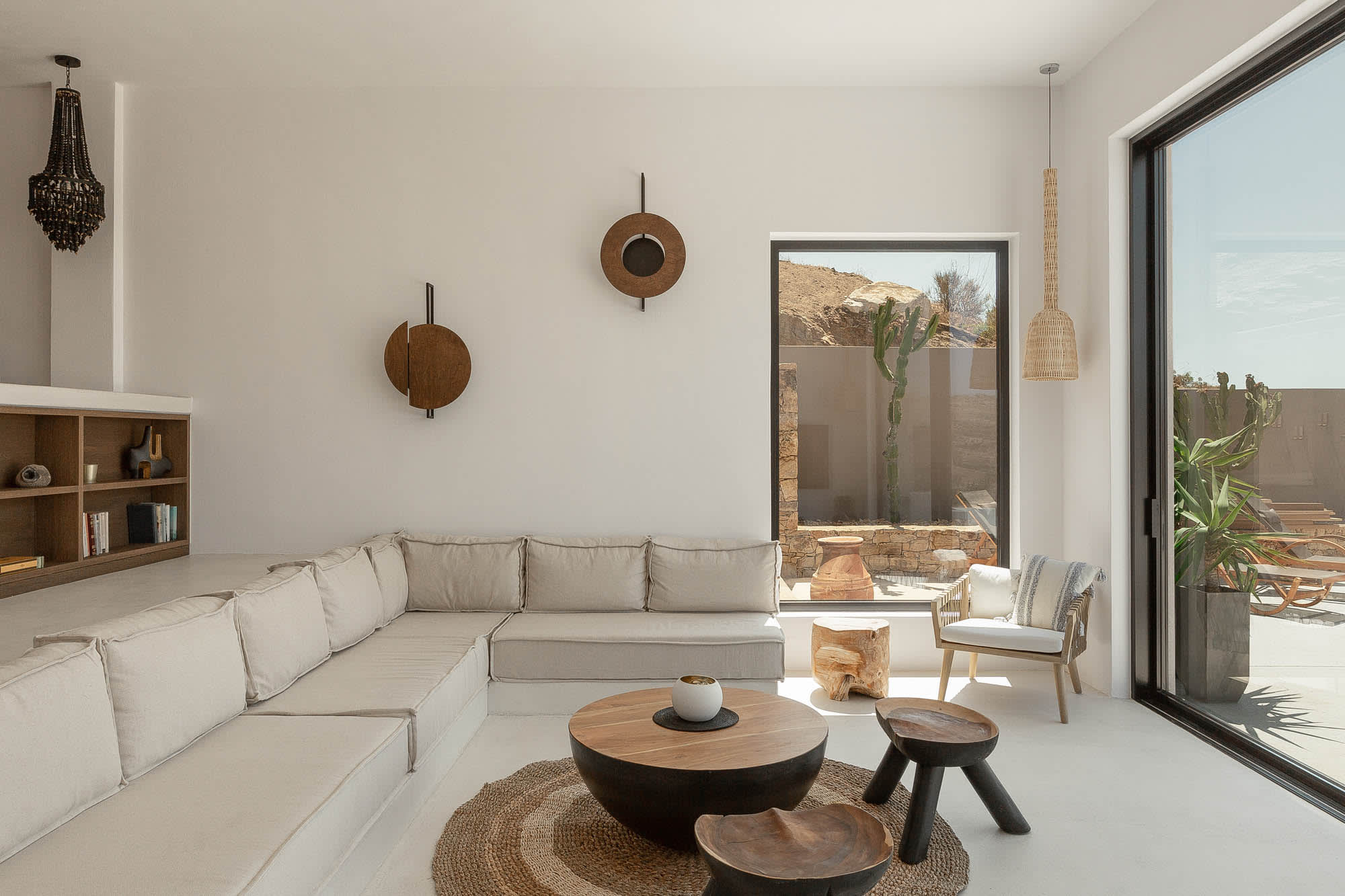 Helles Wohnzimmer mit gepflegtem Stoffsofa