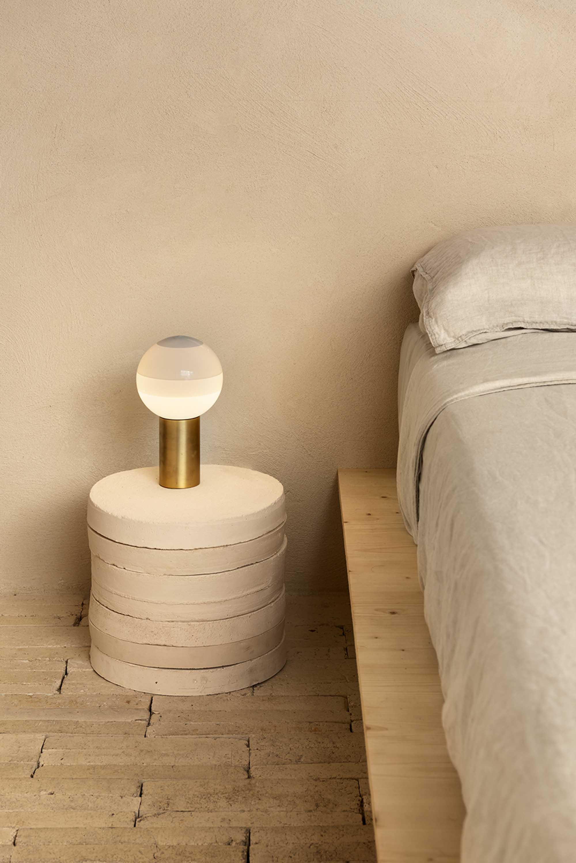 ベッドサイドのランプがおしゃれな寝室