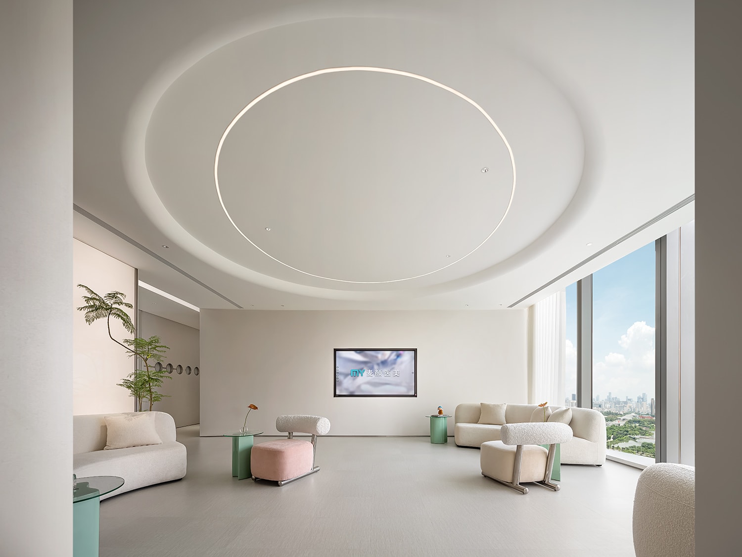 現代住宅天花板設計，展示隱藏式空調系統