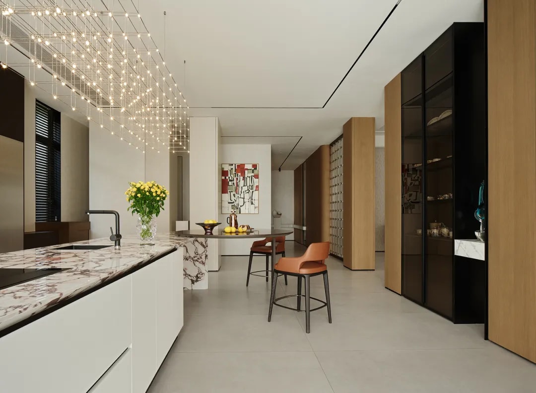 현대적으로 리모델링된 아파트 주방