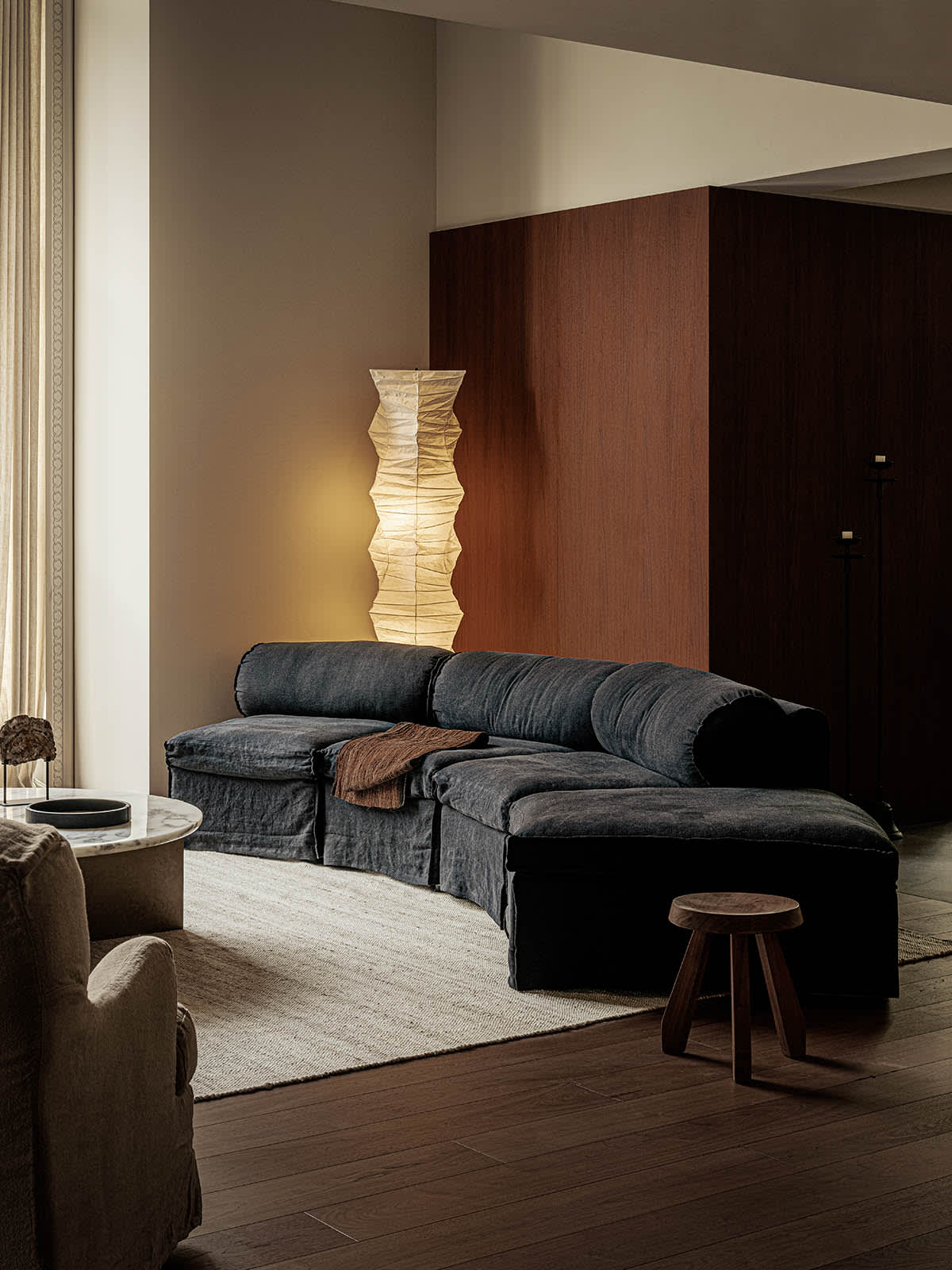 温かい間接照明のあるモダンリビング