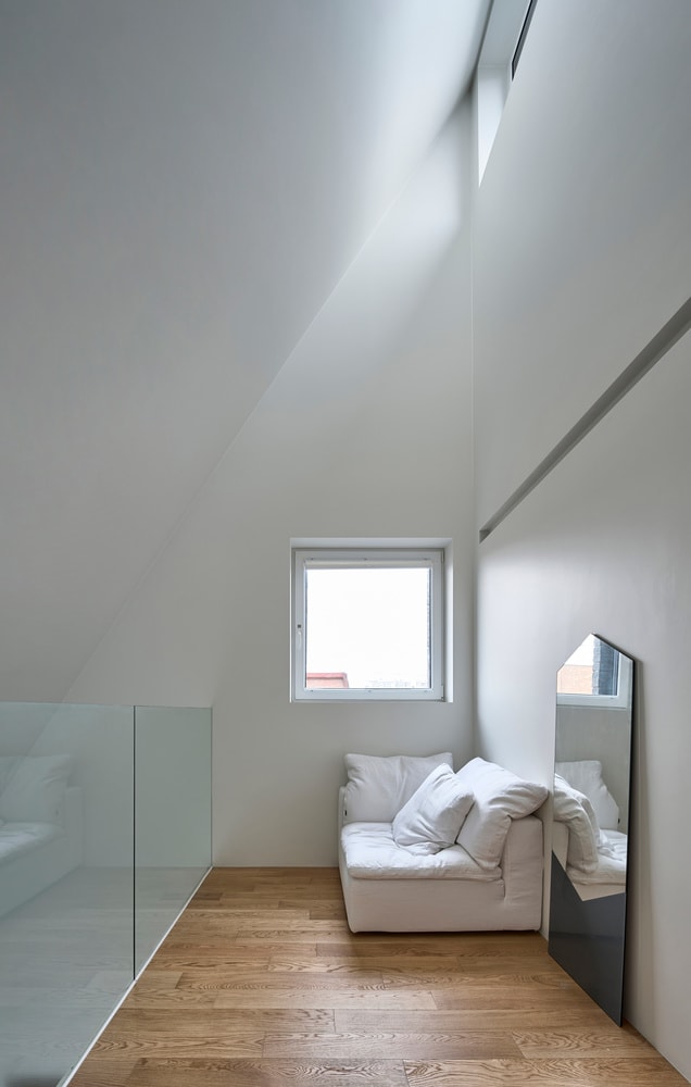 明るく開放的なミニマリストなベッドルーム