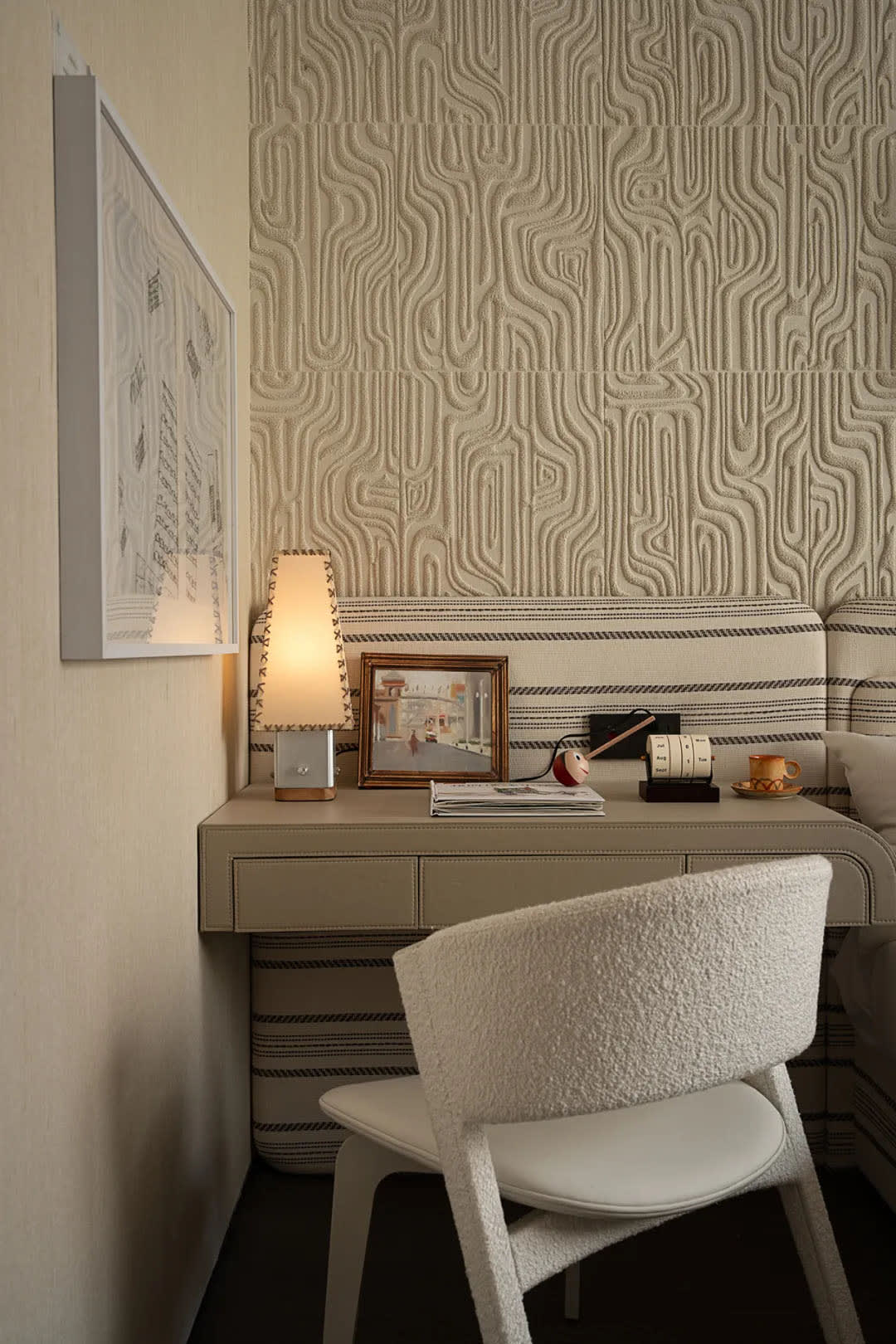 モダンな壁紙デザインのリビングルーム