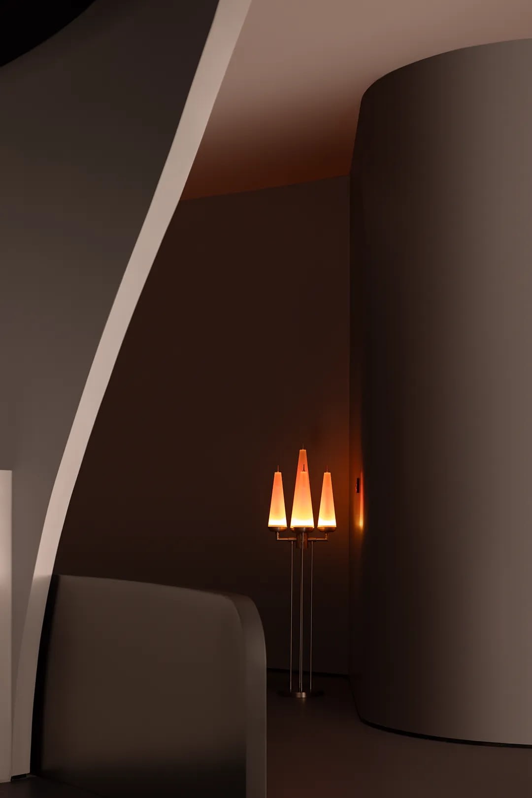 따뜻한 조명과 텍스타일이 있는 코지한 공간