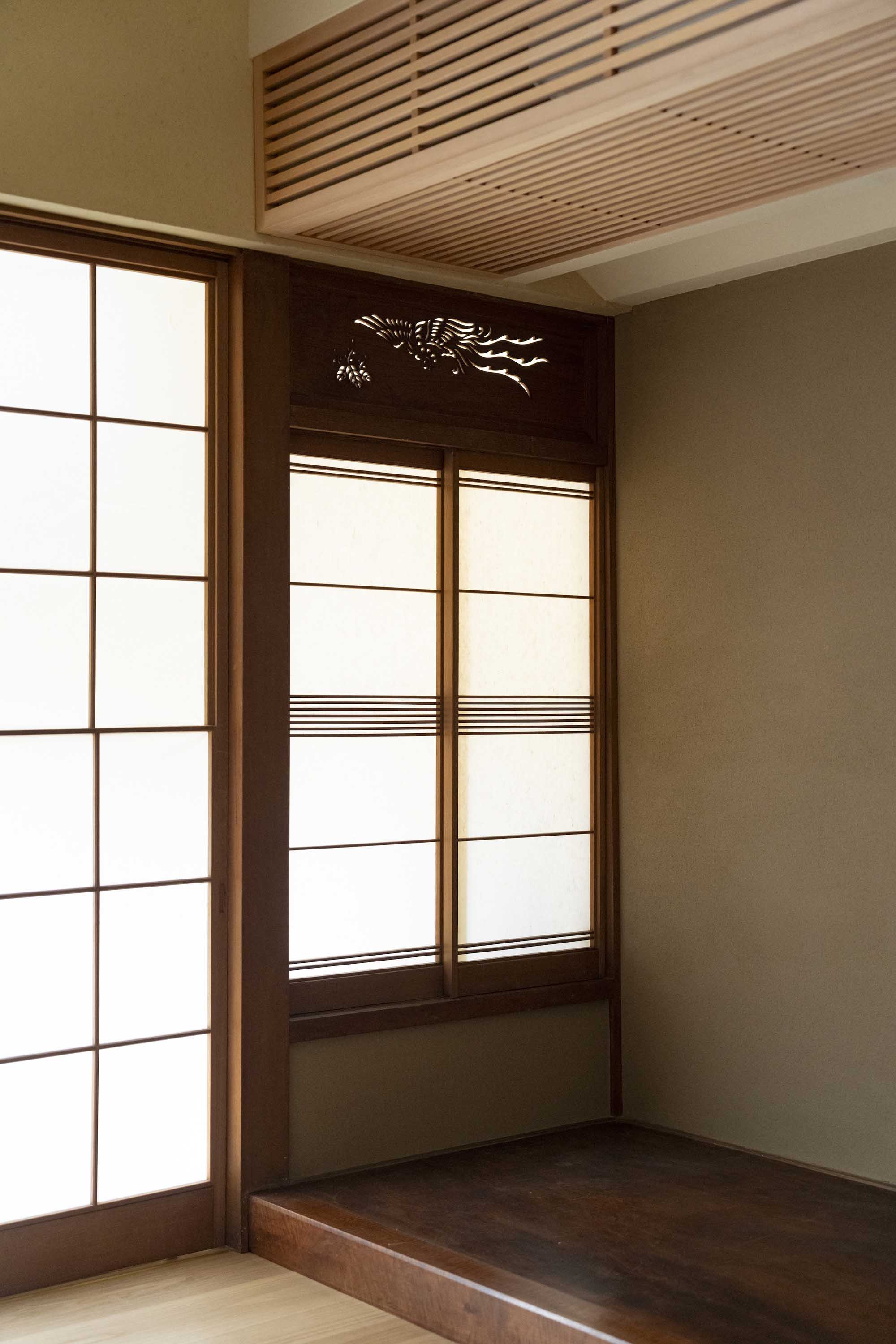 日本風の和室に差し込む柔らかな自然光