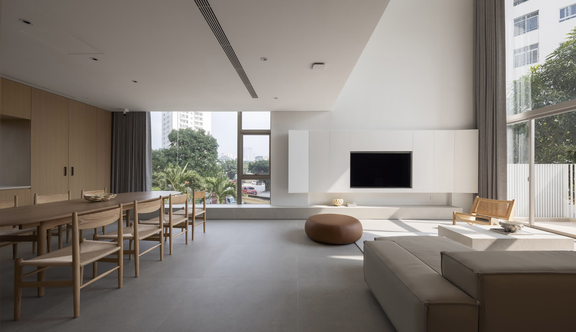 現代簡約風格客廳設計，展示舒適乾爽的居家環境