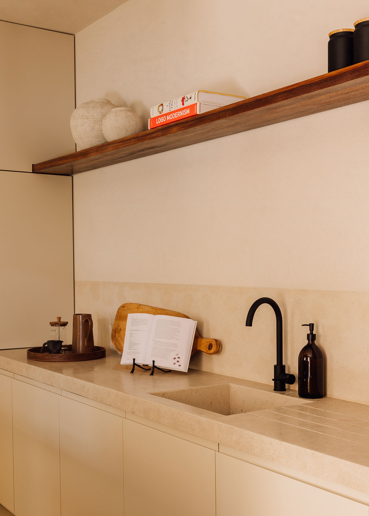 明亮現代浴室設計，展示無障礙空間規劃