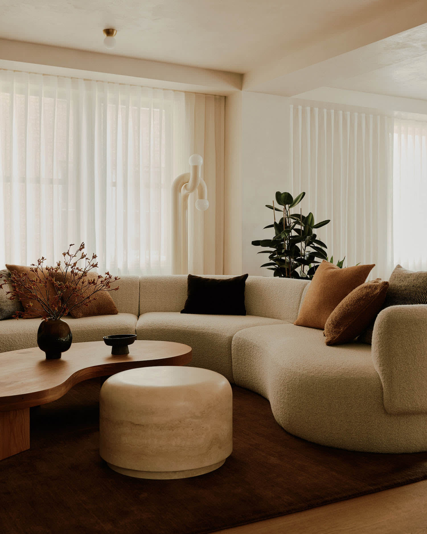 Gemütliches Wohnzimmer mit natürlichem Licht und großem Sofa