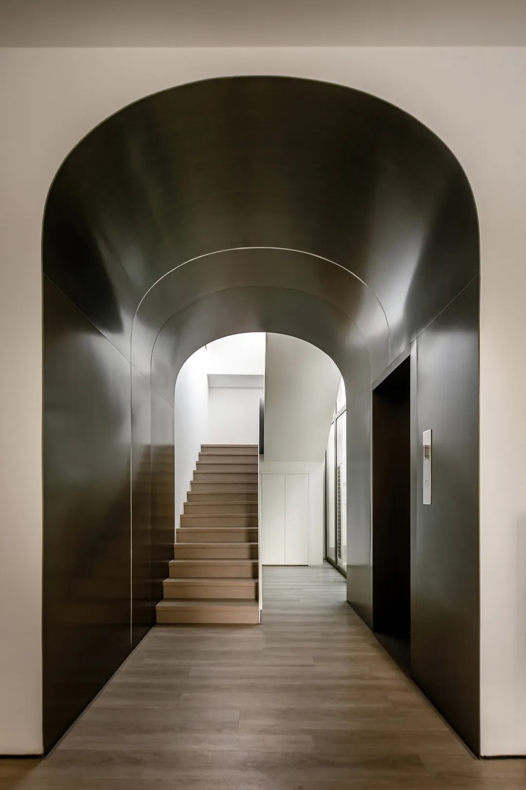 아파트 복도에 적용된 아치형 도어 시공 사례