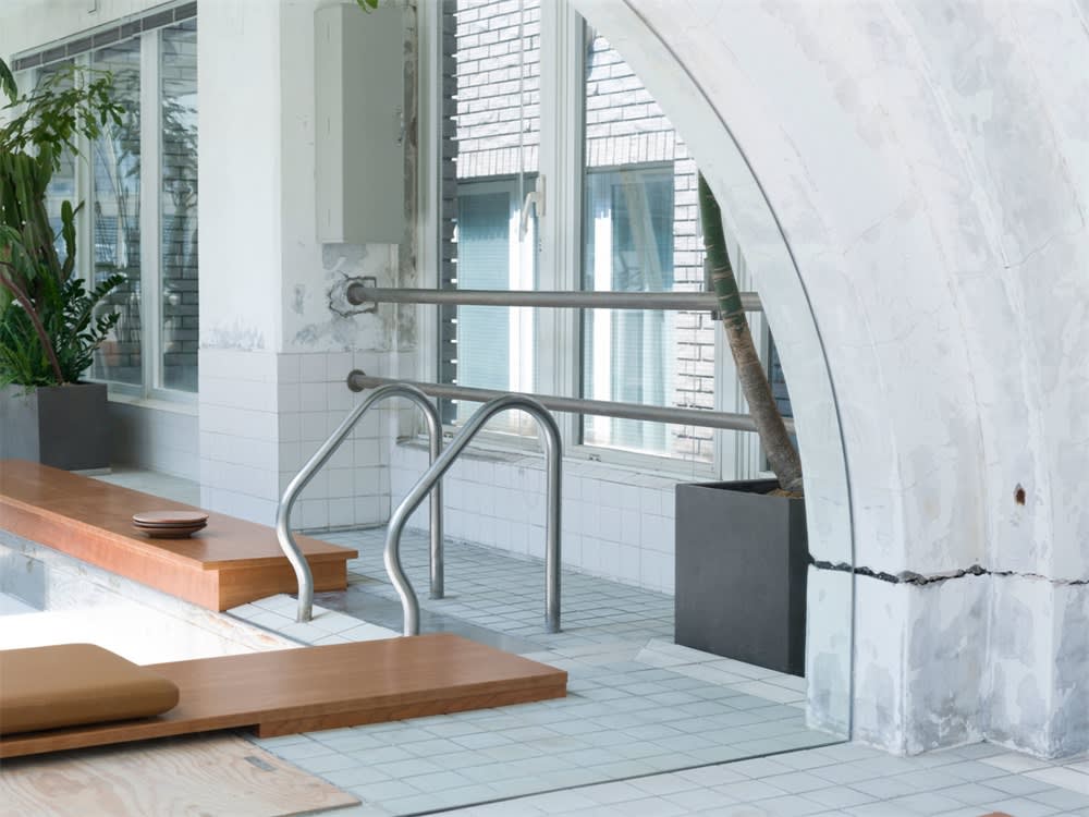 現代無障礙浴室設計，展示安全扶手與防滑設施