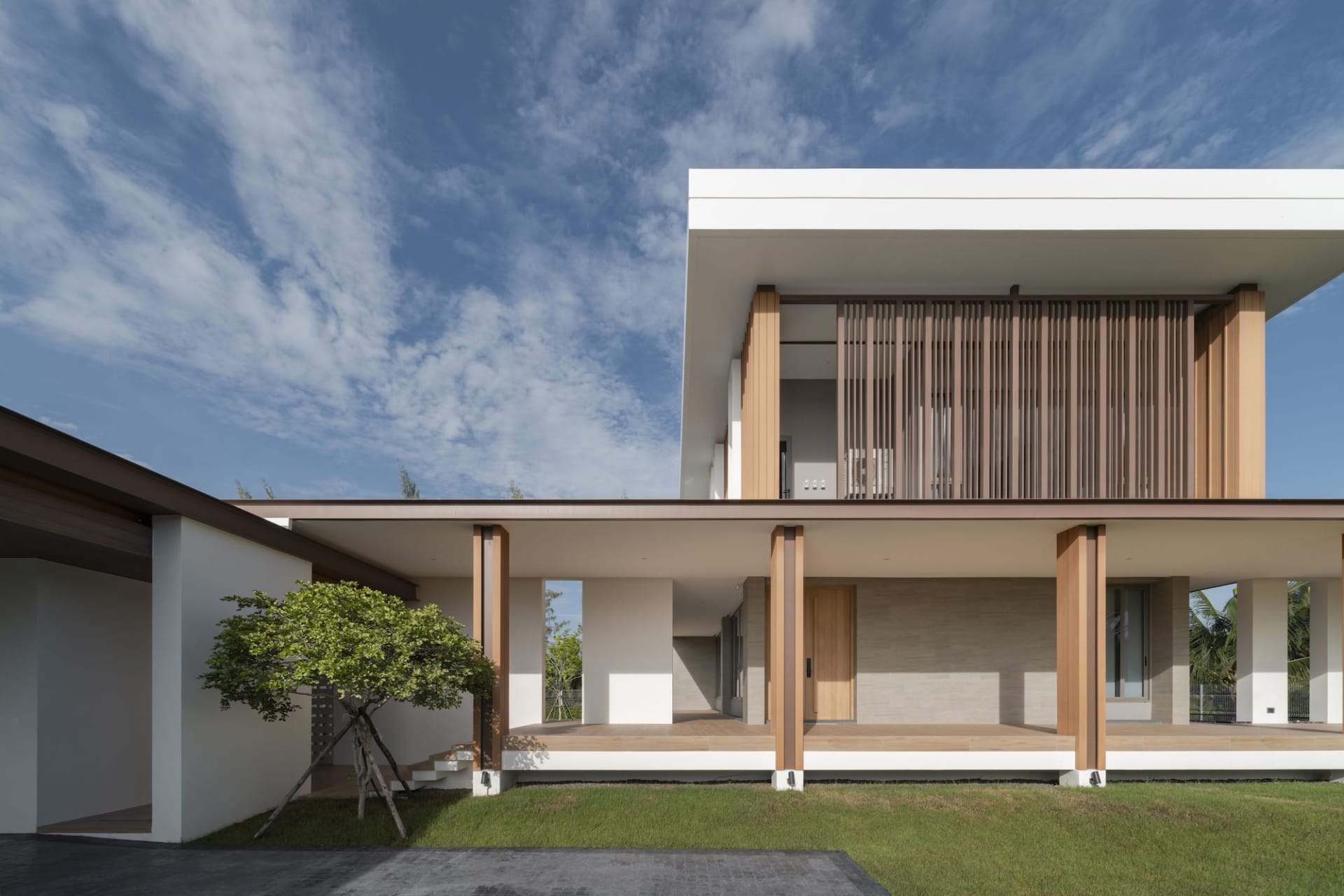 現代住宅建築，採用混凝土、木料與玻璃元素打造的當代設計。
