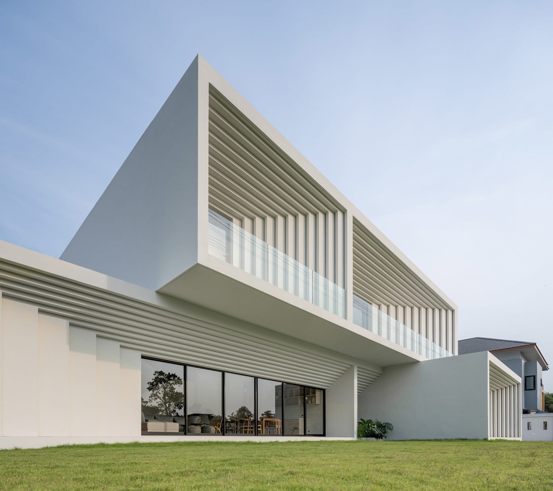 具有混凝土與玻璃等現代設計元素的當代住宅建築