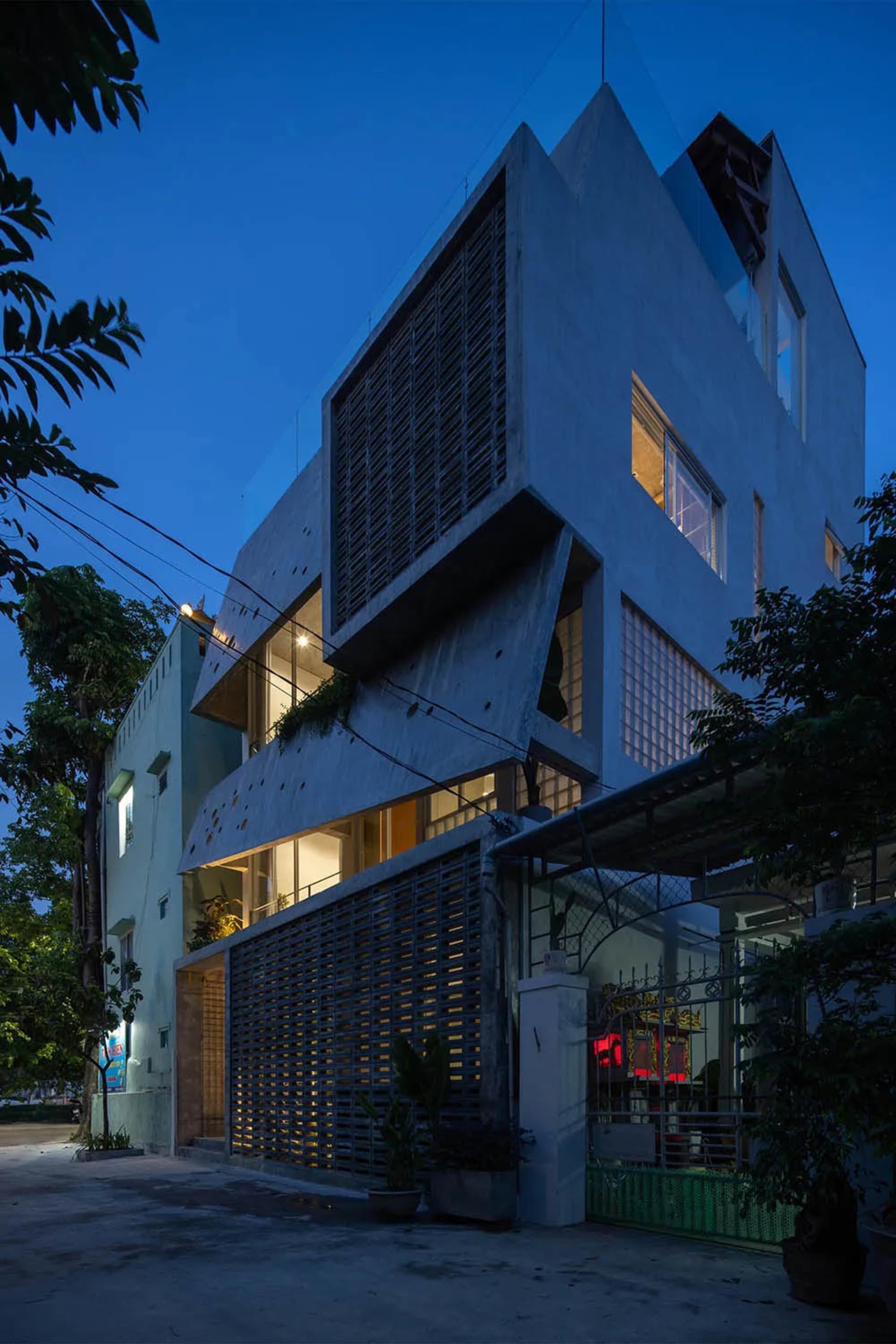 夜晚的現代住宅外觀,展現混凝土質感與室內照明。