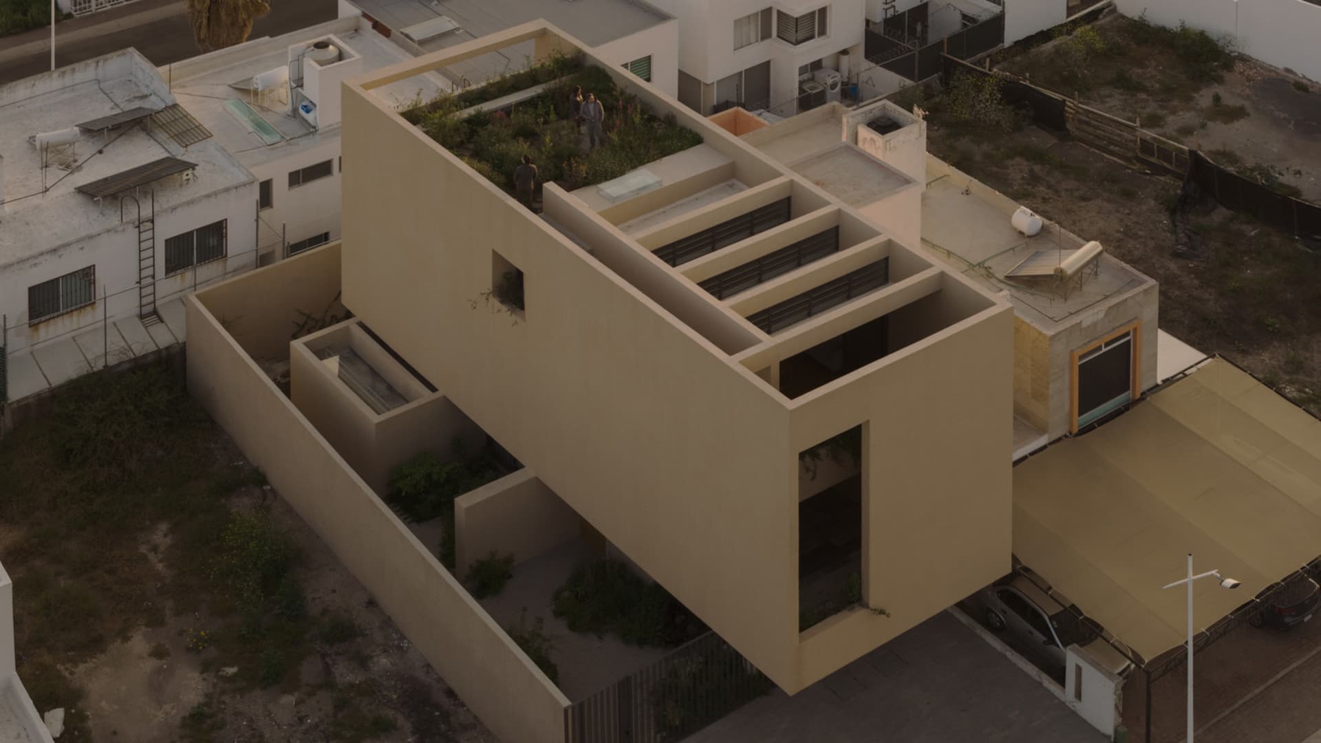 一座現代住宅增建,設有屋頂花園,採用混凝土與玻璃材質。