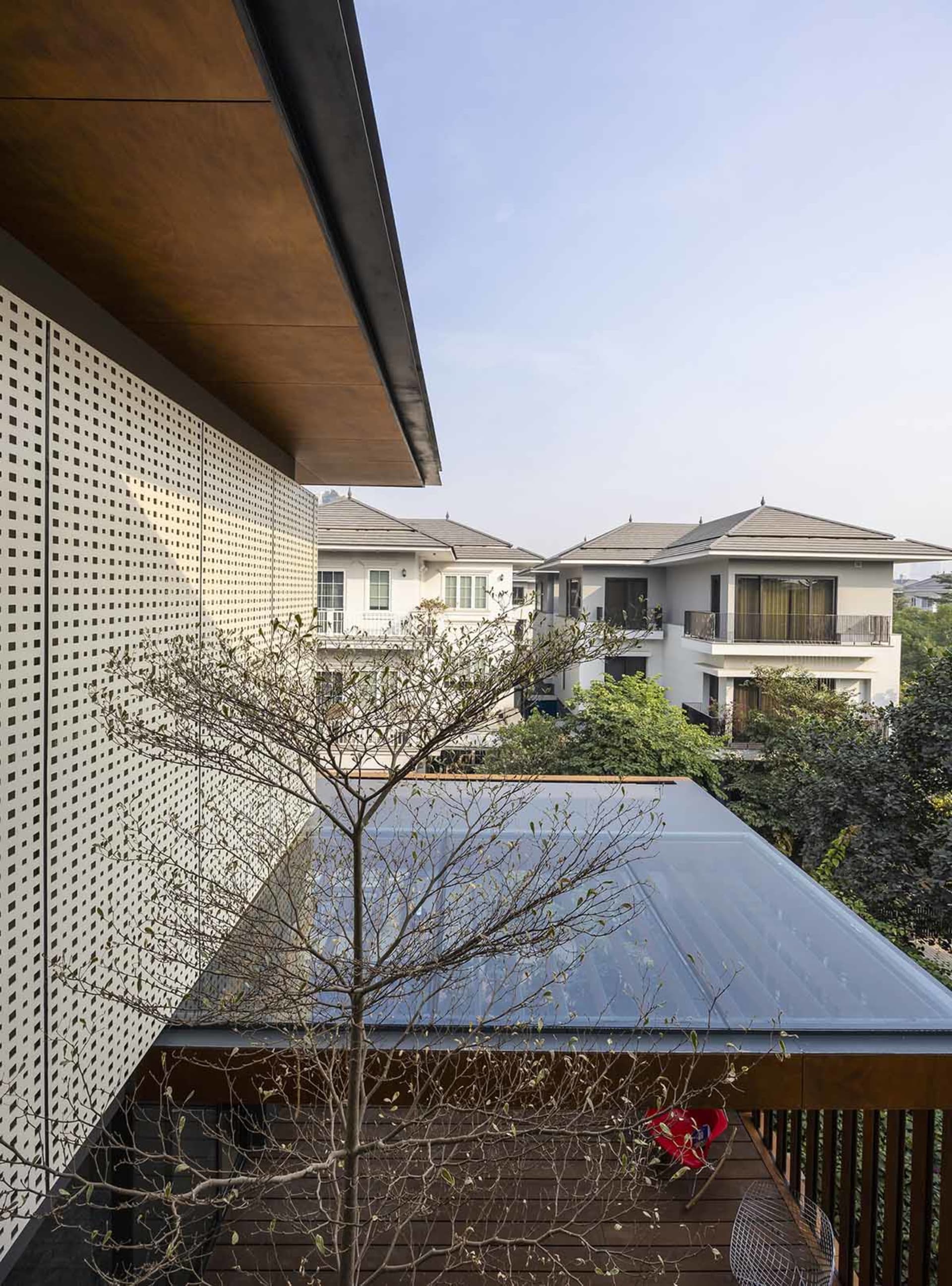 現代金屬外觀房屋，前景有樹木