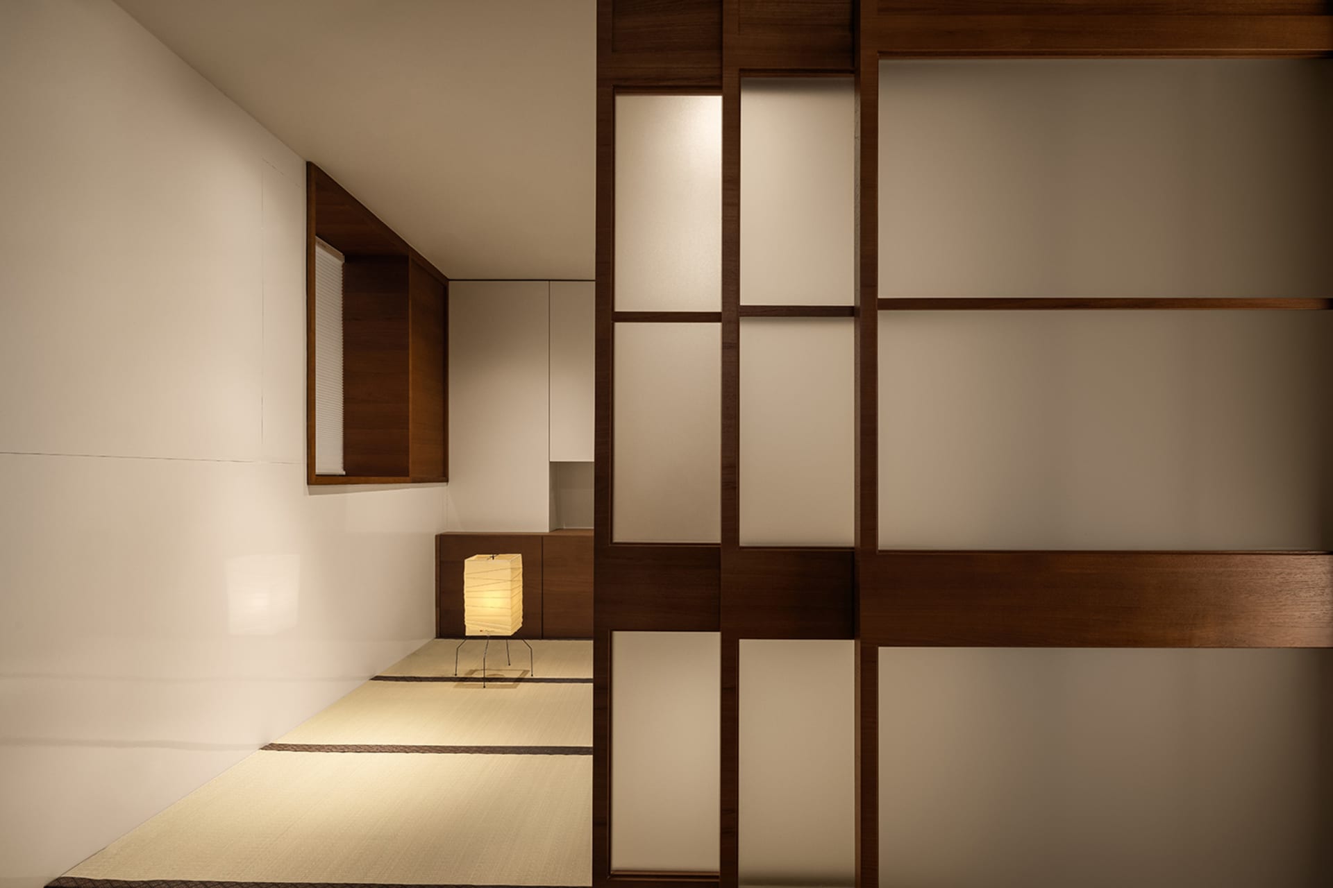 簡約住宅室內空間，陳設和紙燈、榻榻米，以及木質與布料材質。