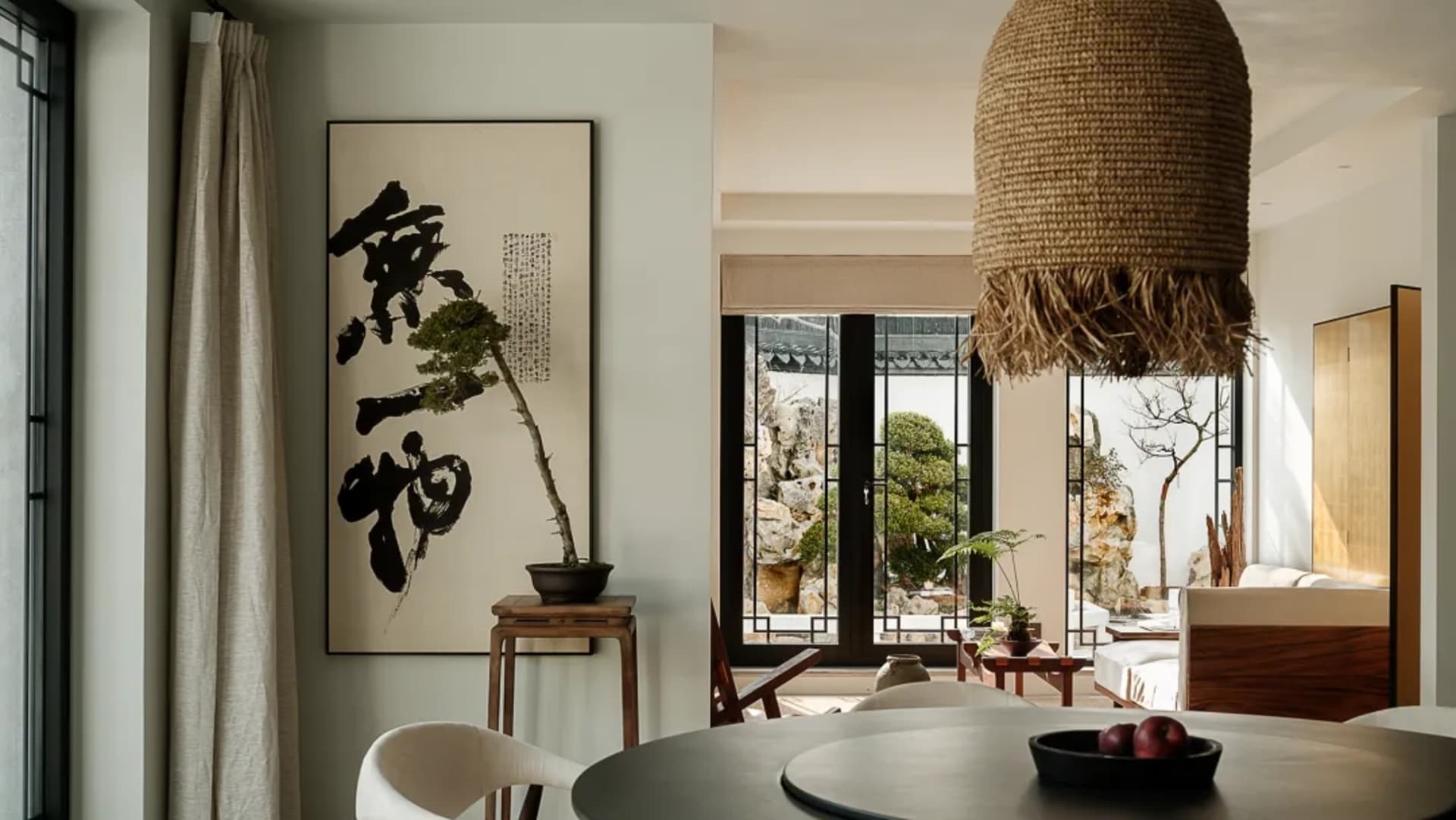 簡約風格客廳使用木質與竹製家具，並可欣賞寧靜花園景觀。