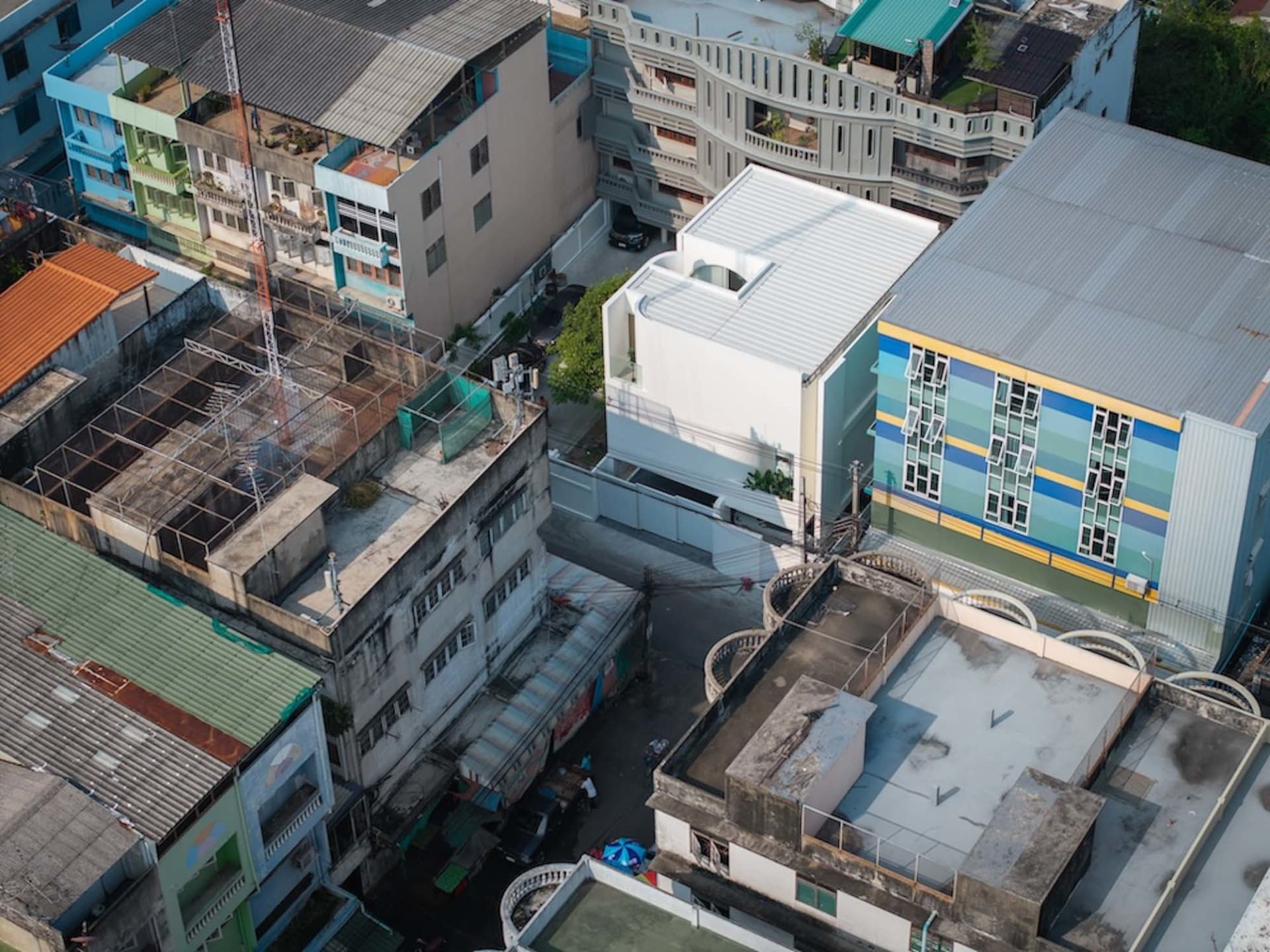 住宅建築的混凝土與金屬屋頂結構