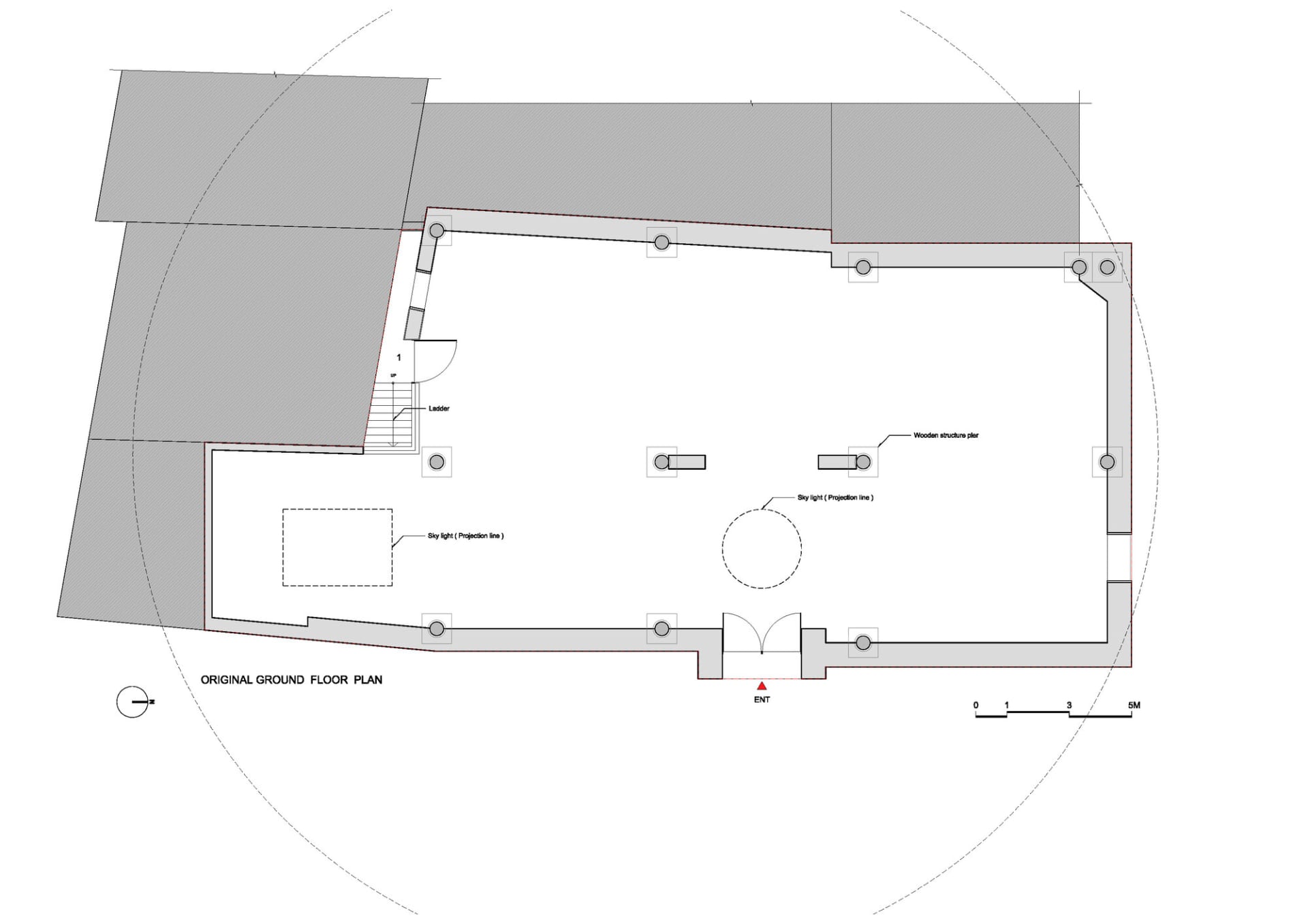 建築物一樓的建築平面圖,顯示樓層配置以及樓梯、窗戶和門等結構元件