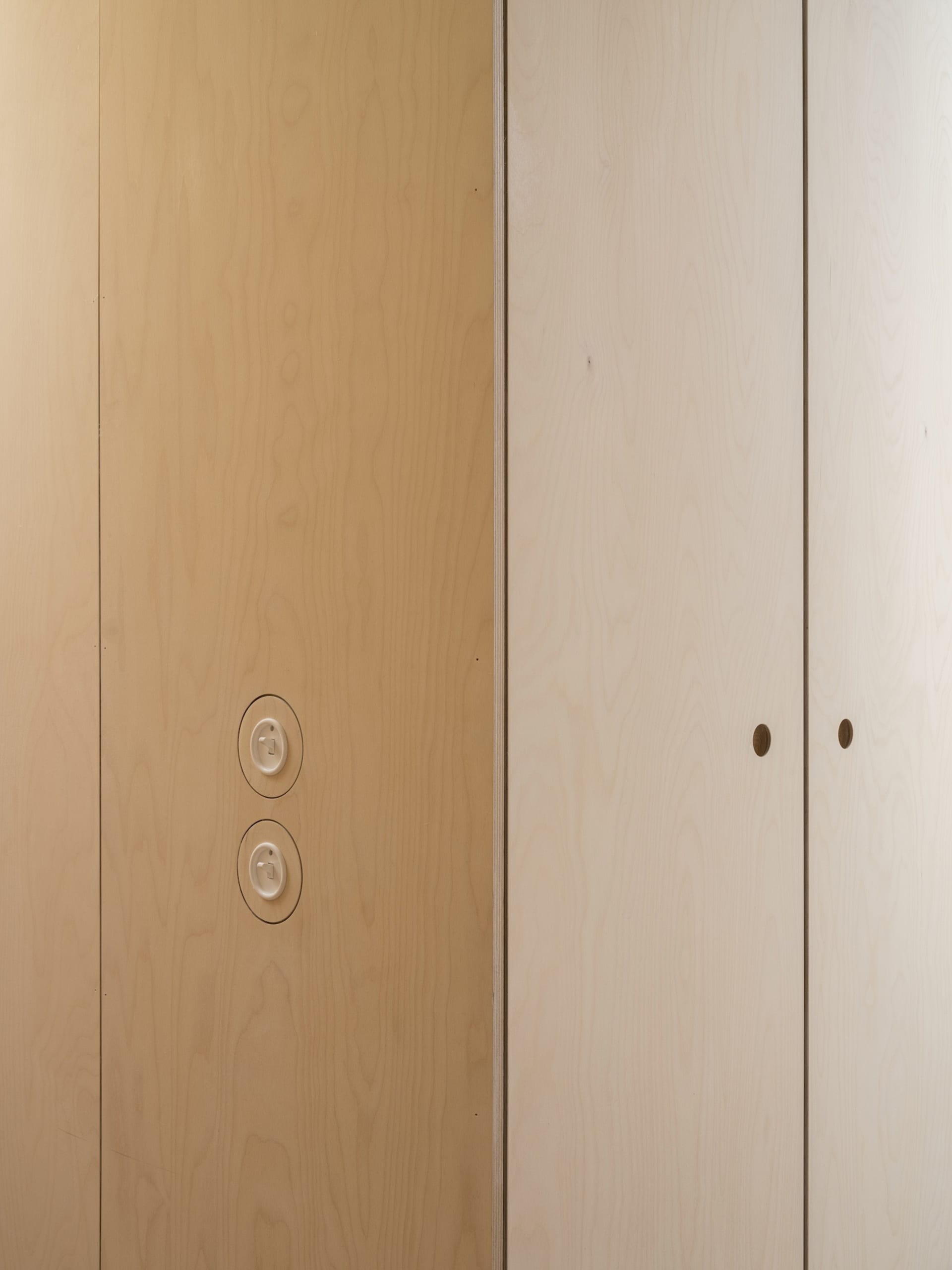 Comparison of natural wood and plywood panels in interior design