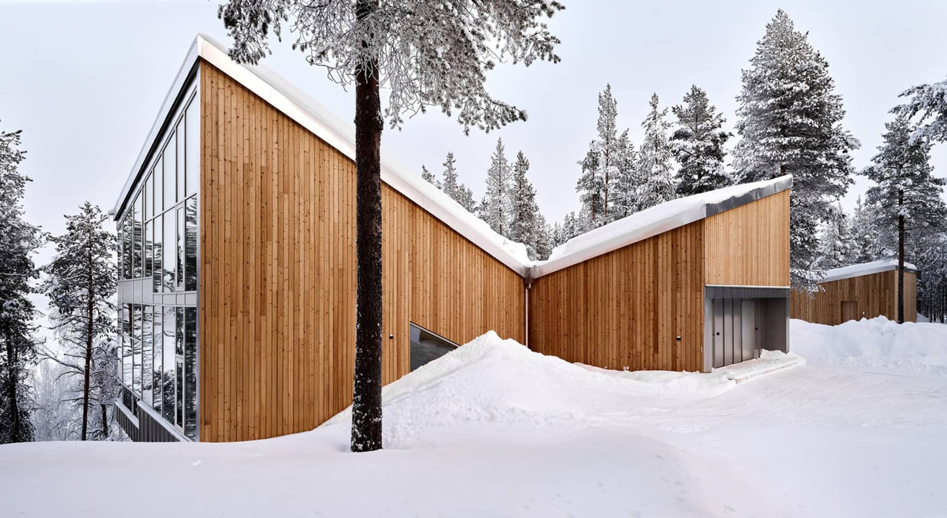 現代住宅建築,外牆採用木質材料,周圍環繞雪景