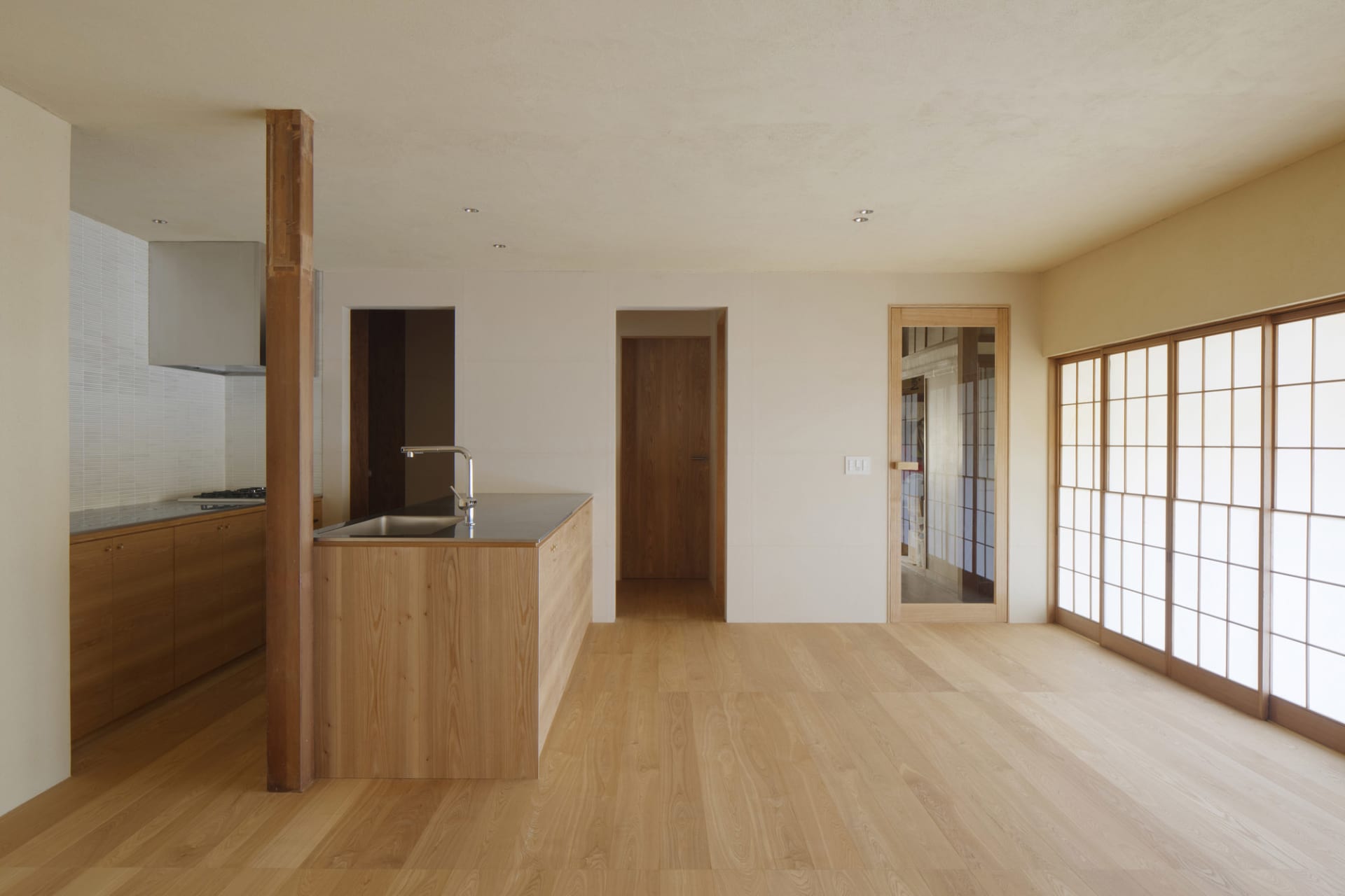 現代住宅室內,展現木質與混凝土材質。