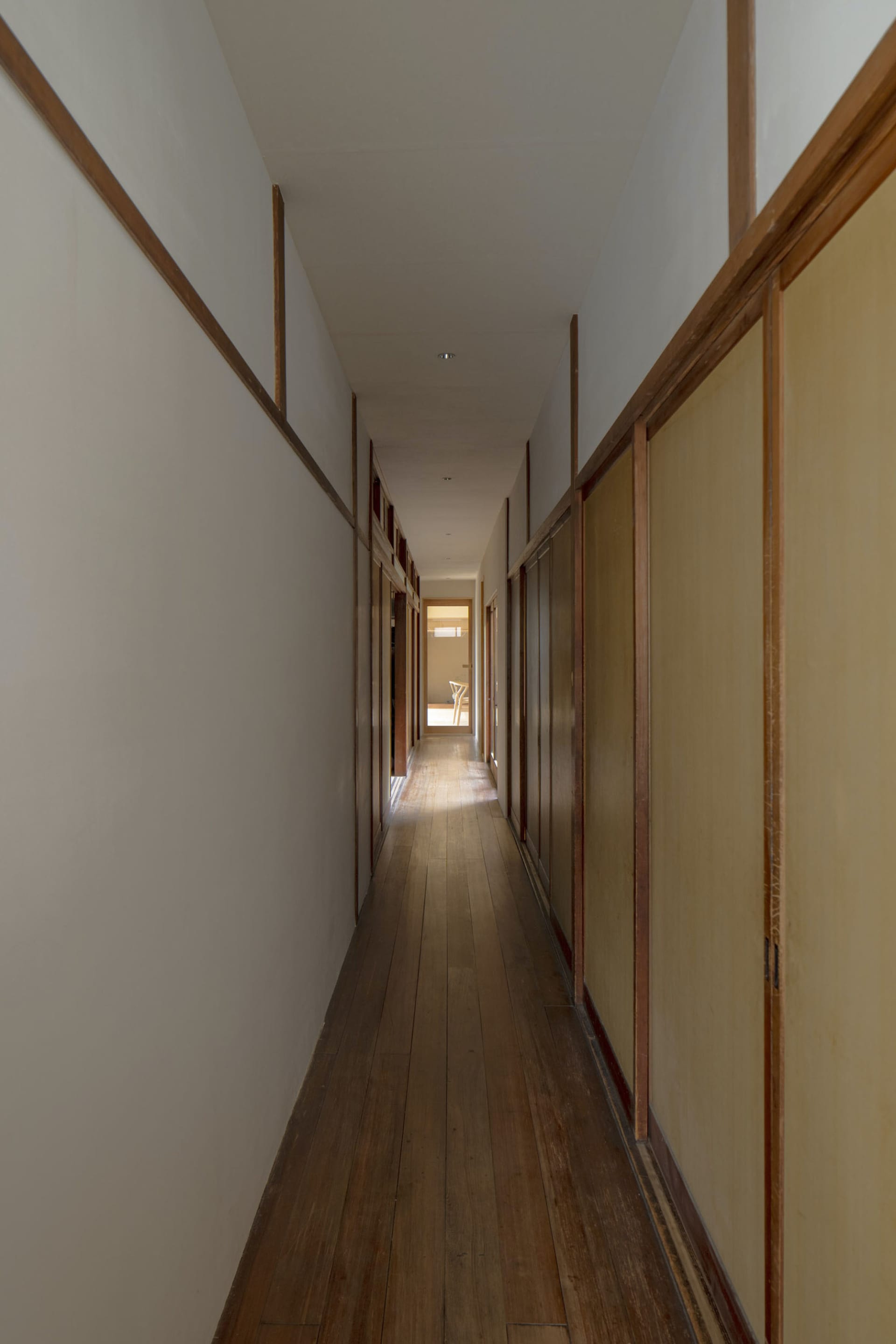 传统日本房屋走廊，木质地板，木质墙壁和门。