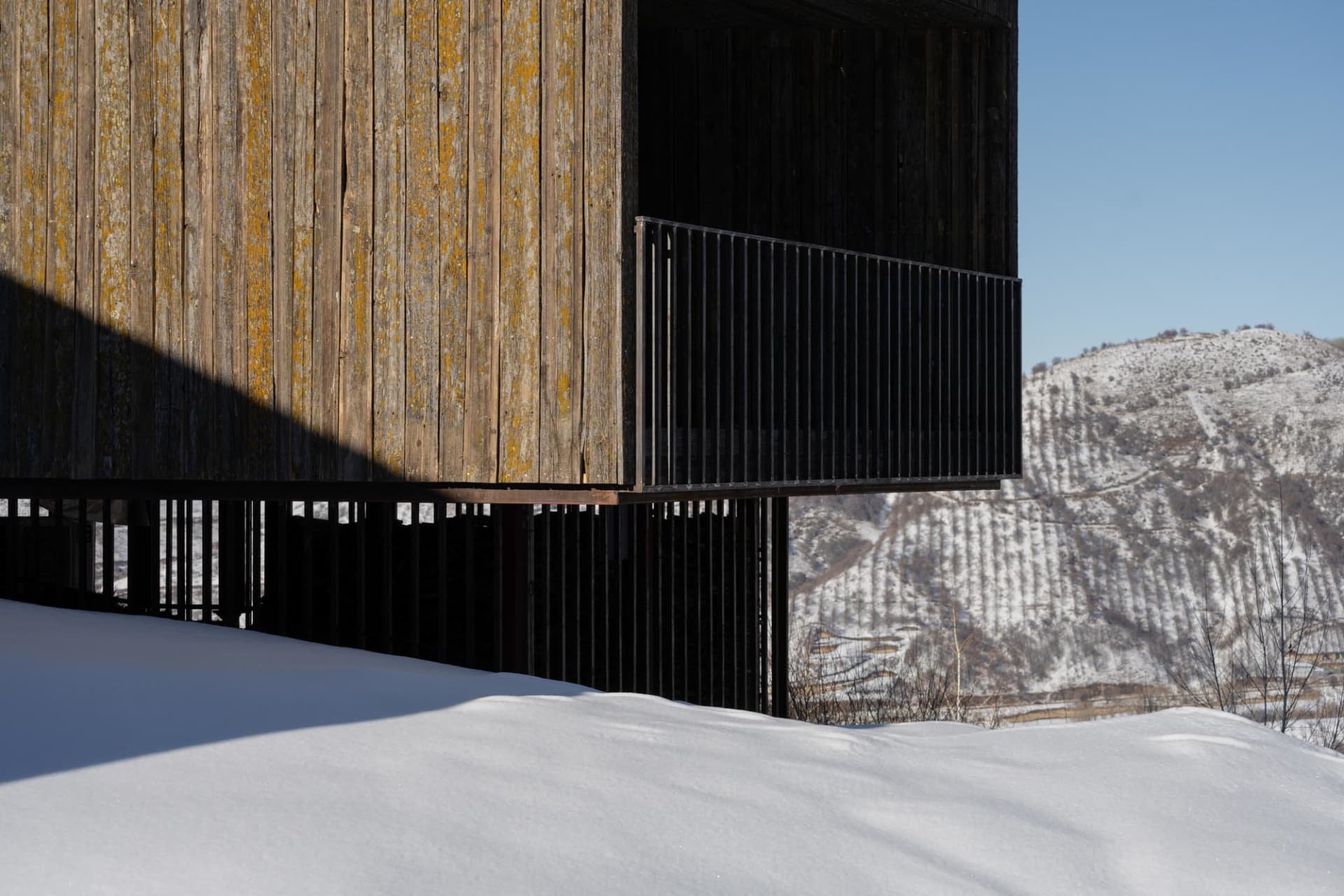 木造建築物設有陽台,俯瞰雪景。