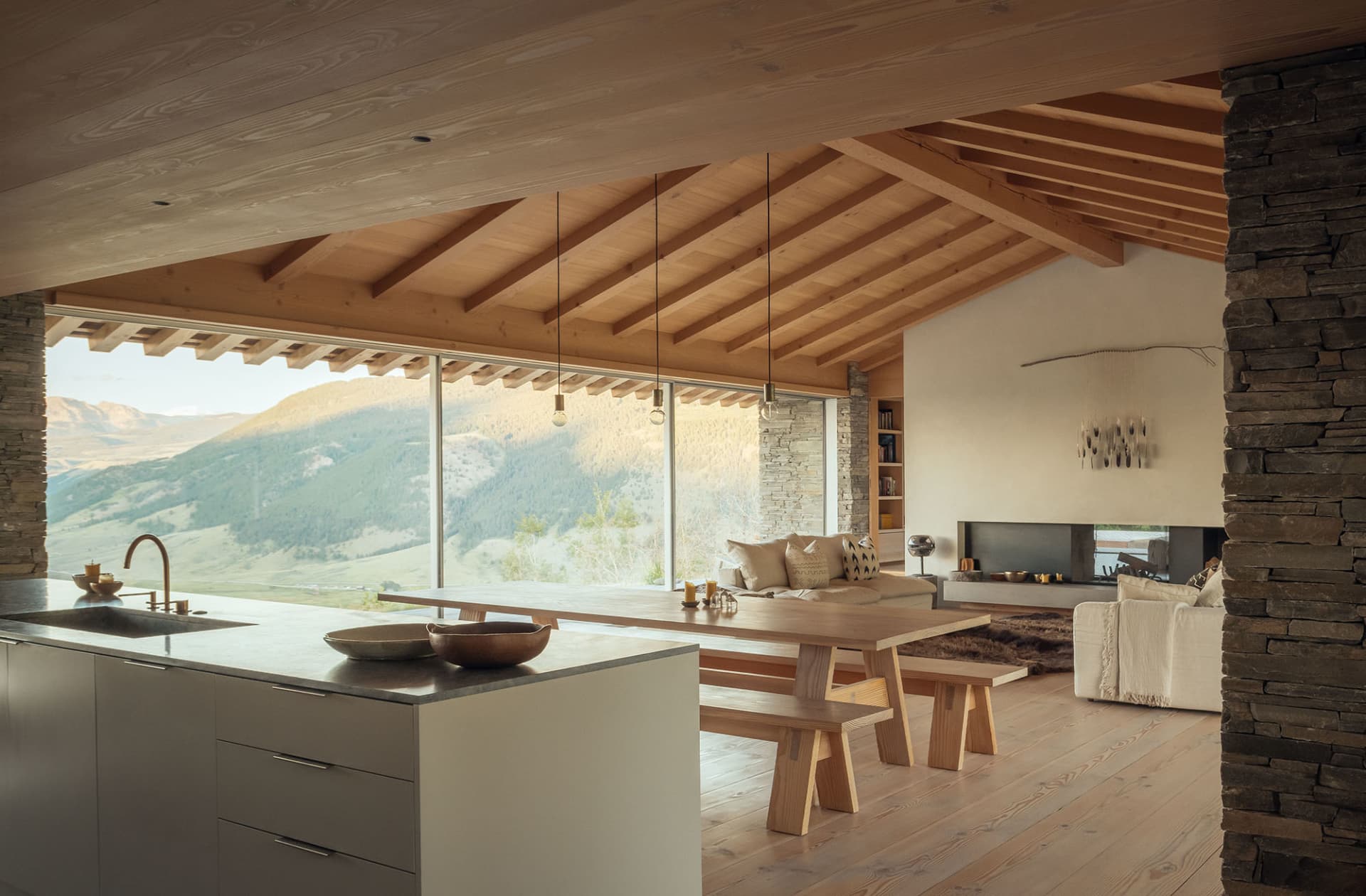 現代住宅空間,展現木、石材質與大型窗景,眺望山巒景色。