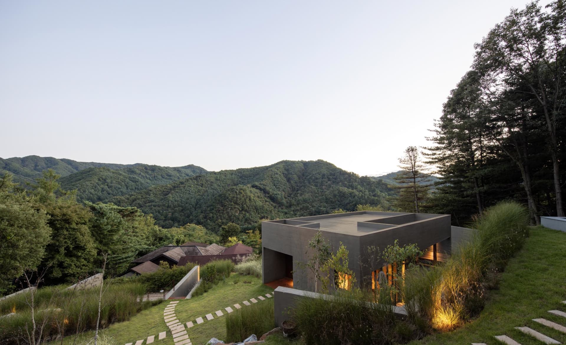 現代住宅採用極簡建築，展現當代材料與設計