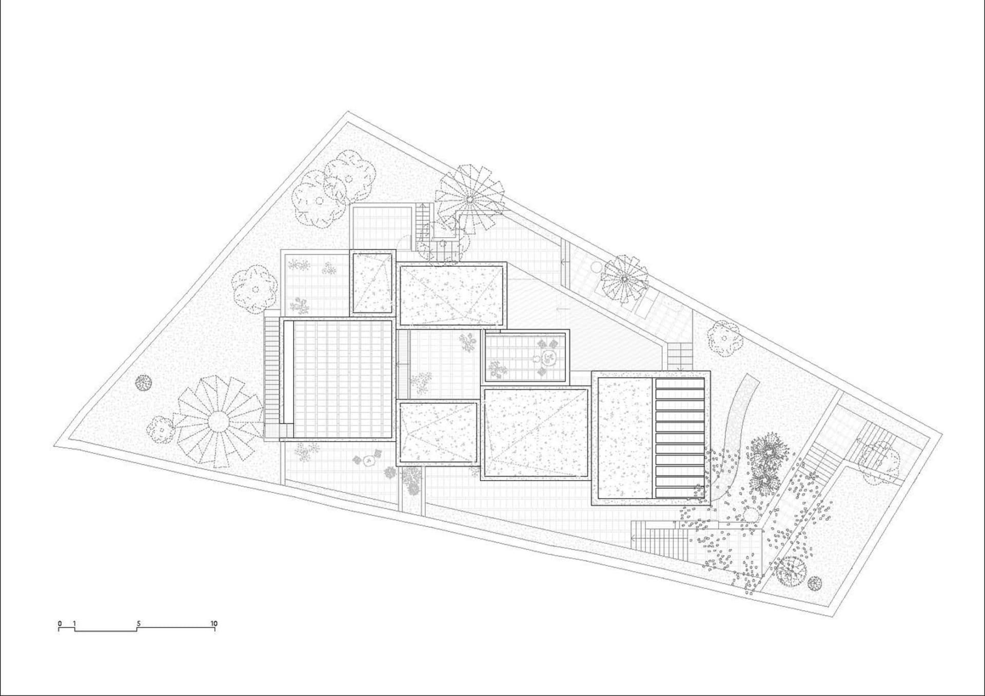 住宅平面圖，展示各個房間與戶外空間的配置。