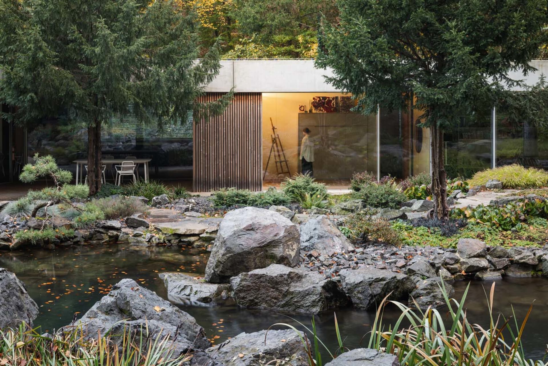 Minimalist garden design featuring natural stones arranged in a serene landscape setting.