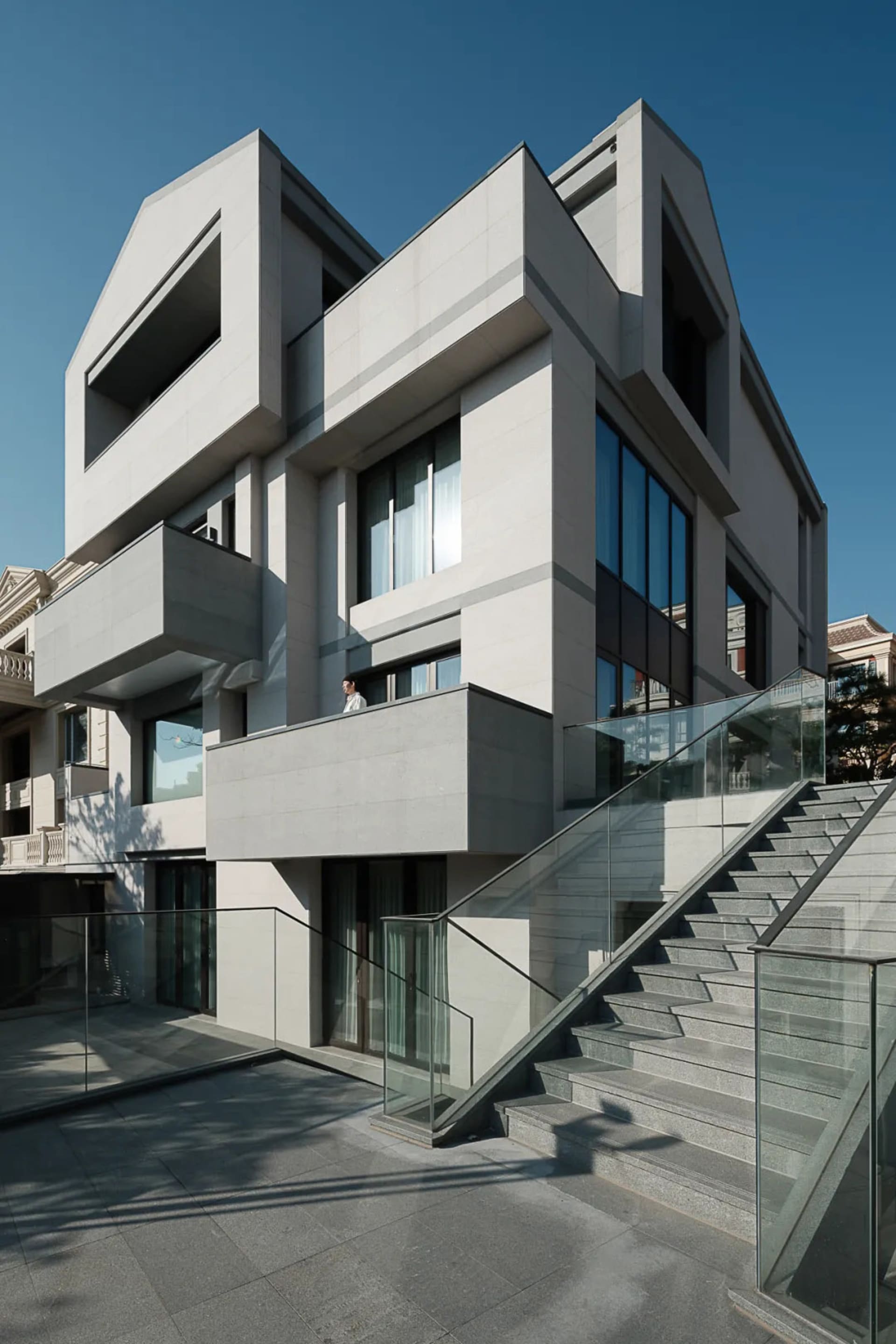Minimalist Balcony with Glass and Concrete | Feel Design