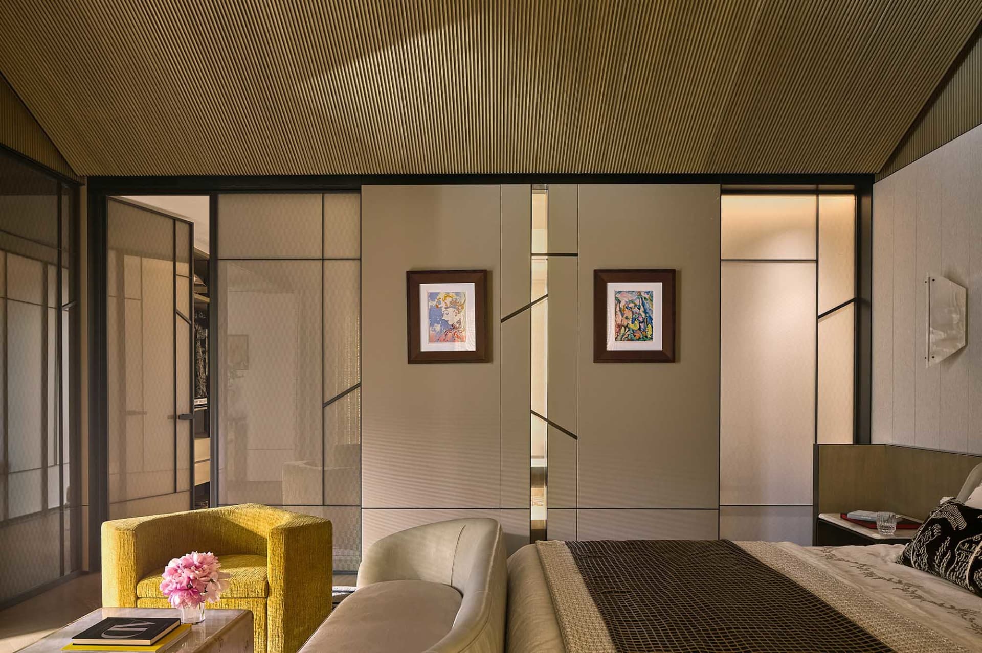 一間擁有布面牆、燈光與淺色牆面的現代臥室。