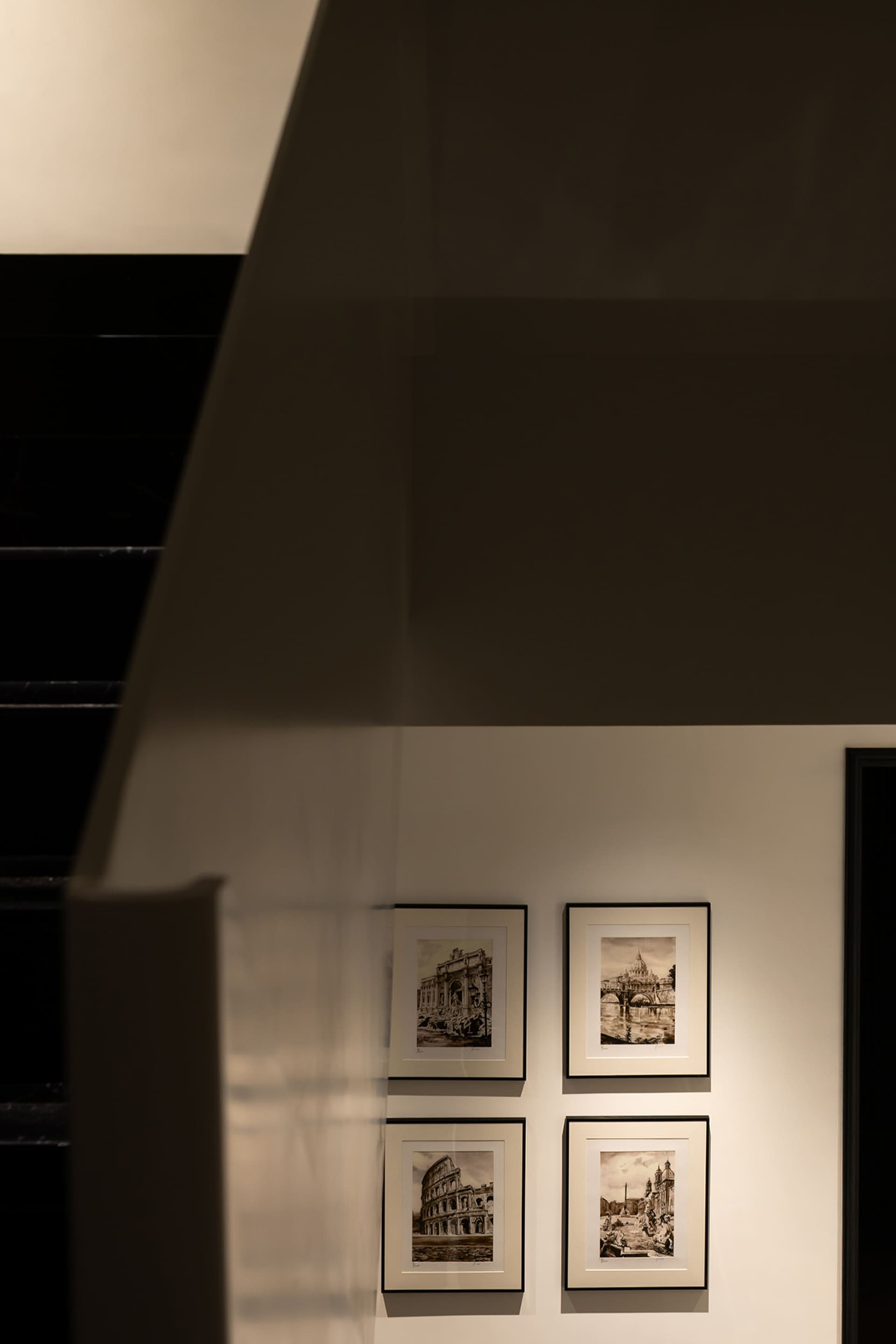 四幅裱框藝術作品描繪古羅馬地標,懸掛於藝術博物館的牆面上。