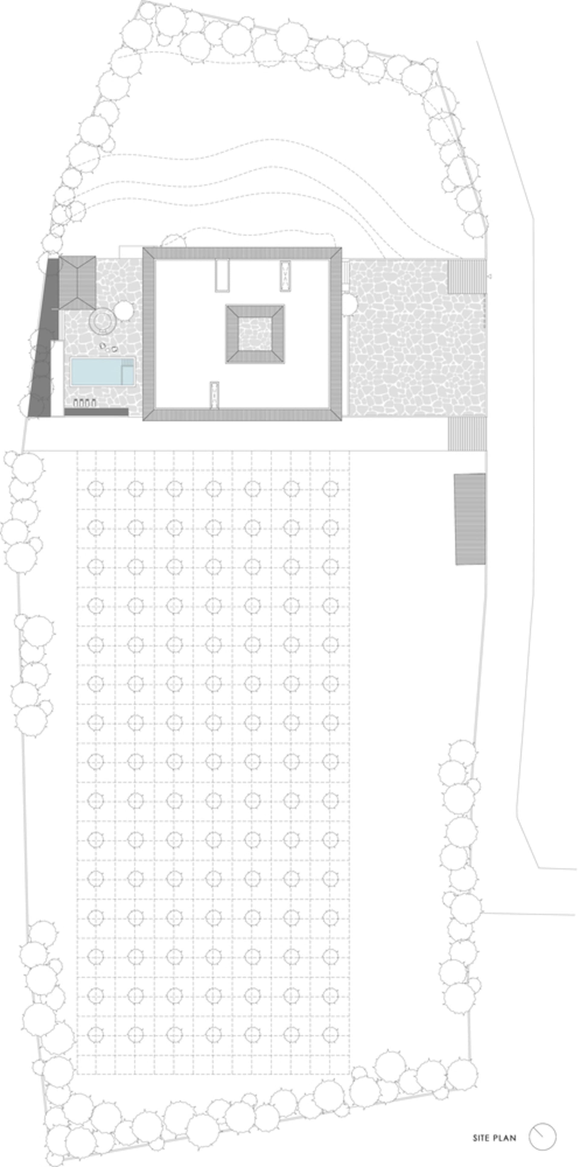 建築基地的2D平面圖,包含線條、形狀與註記,標示不同區域與元素。