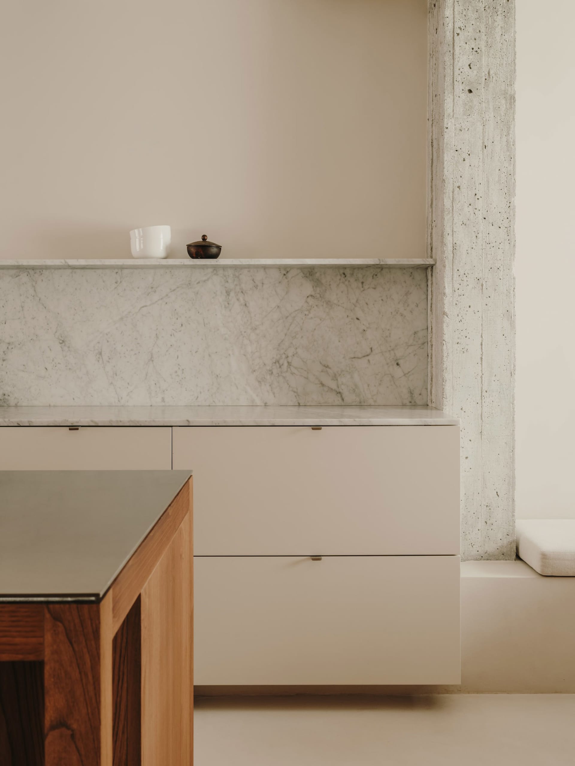 Modern kitchen with concrete and marble finishes
