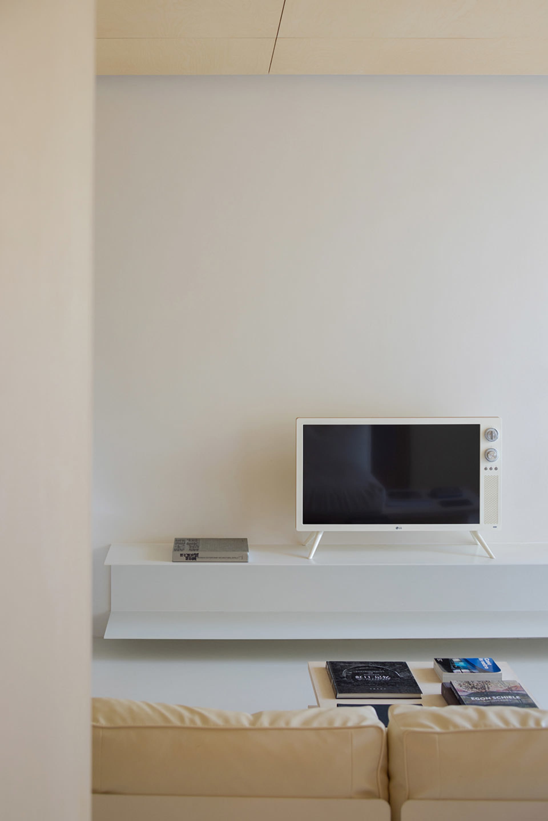 簡約客廳配有白色懸浮置物架。