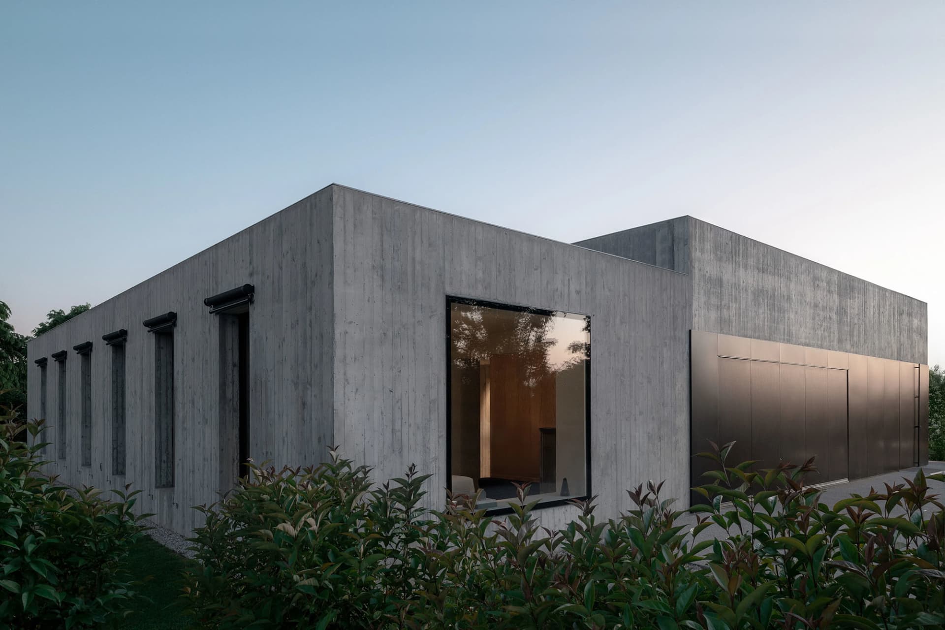 當代建築採用混凝土外牆搭配鋼材點綴，展現俐落線條與幾何造型。
