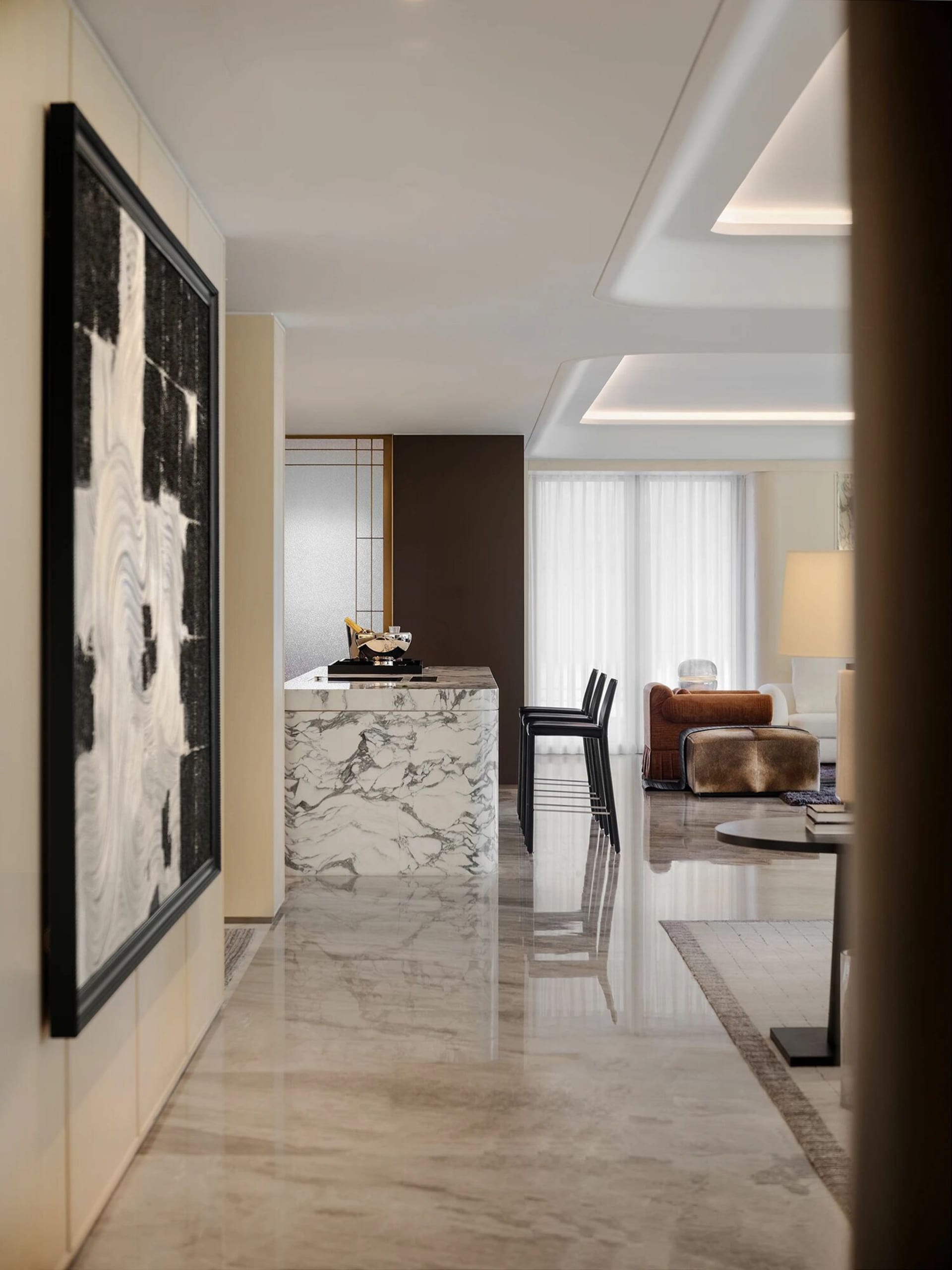 現代豪華客廳，鋪設大理石地板與家具，搭配舒適沙發與時尚裝飾。