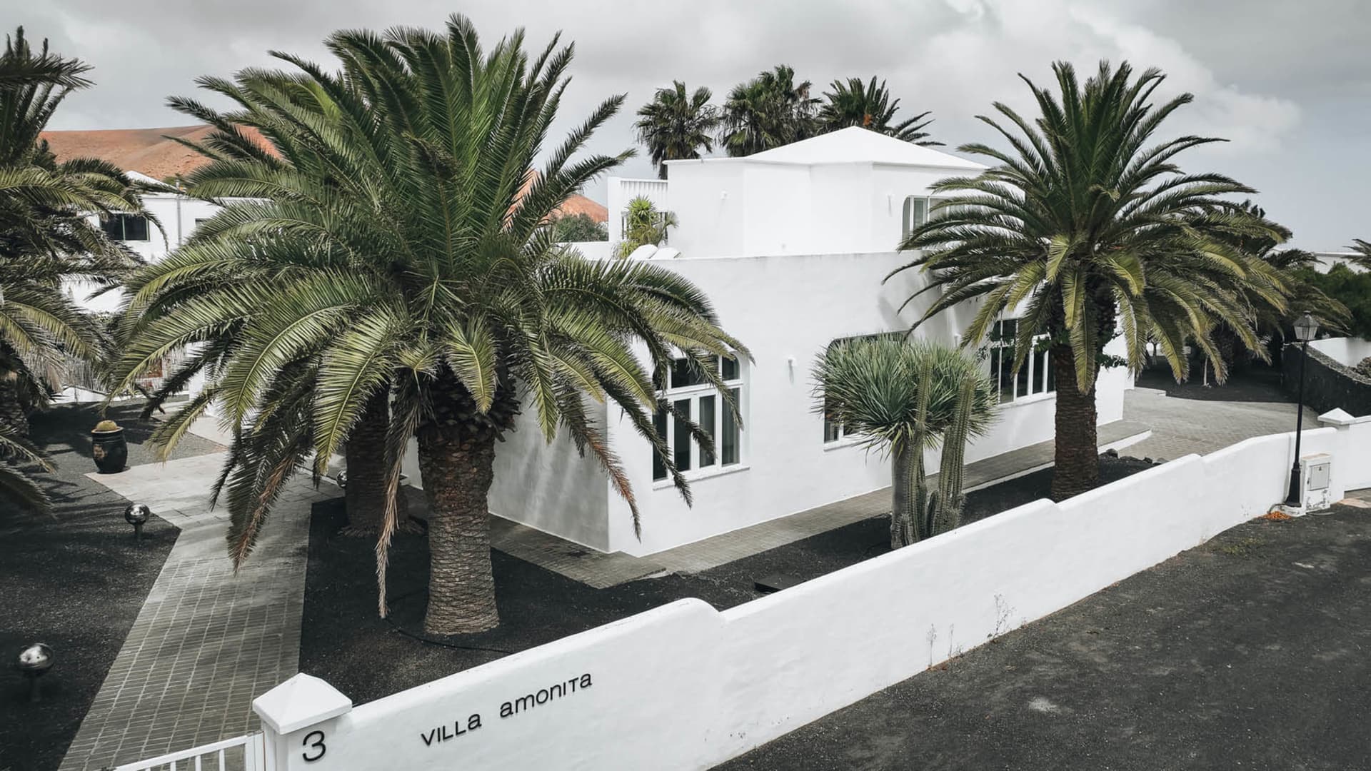 Villa Amonita 的白色粉刷石材外觀
