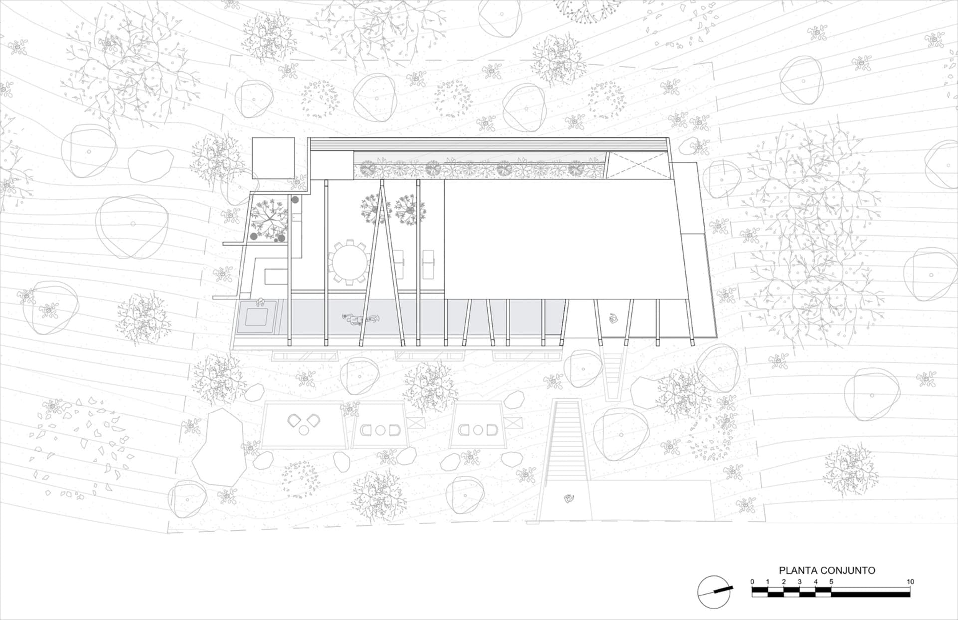 一張詳細的建築平面圖,描繪一座現代住宅結構,包含室內與室外空間。