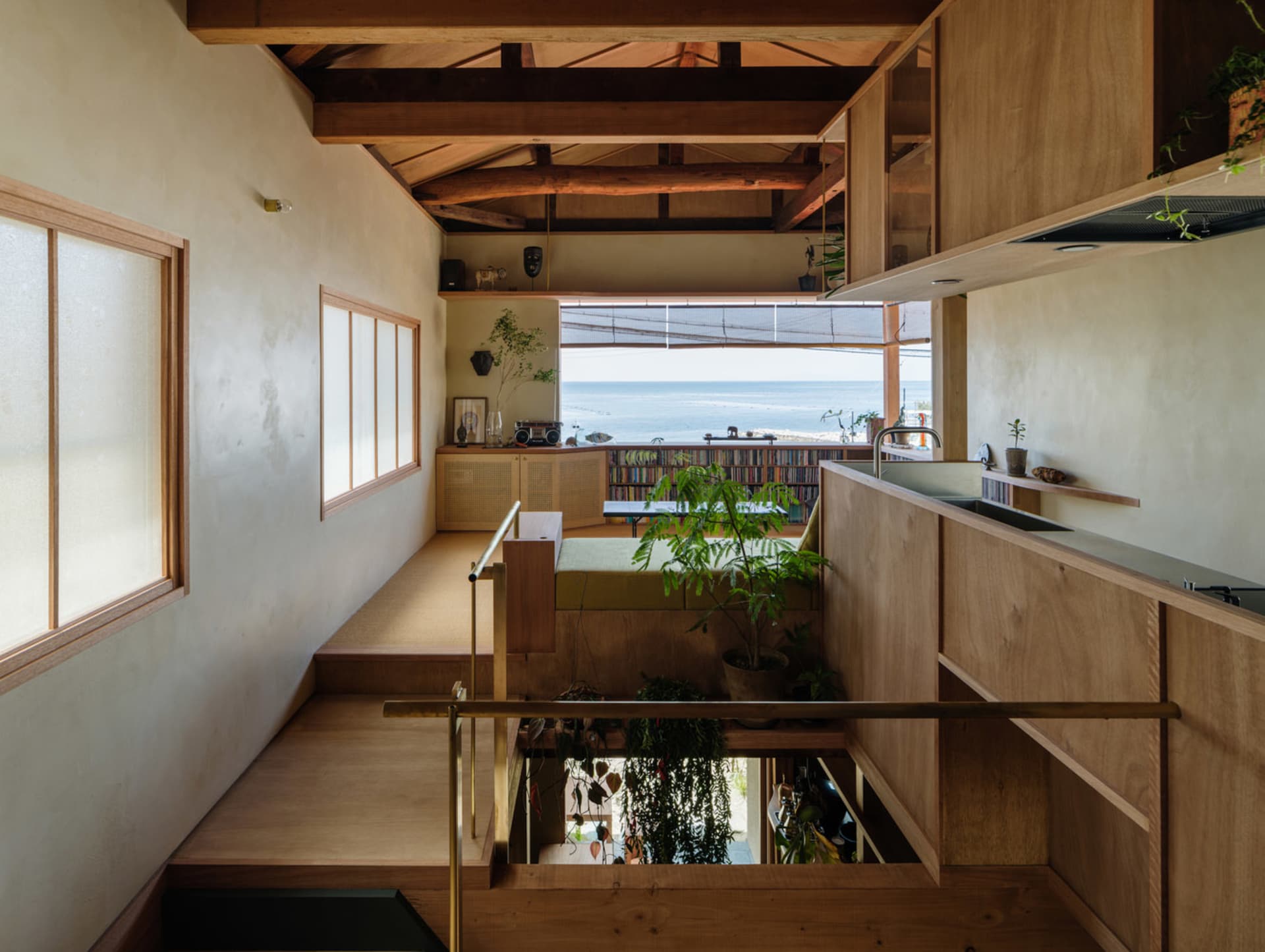一間擁有木質室內裝潢的現代浮動住宅，窗外可見海洋景色。